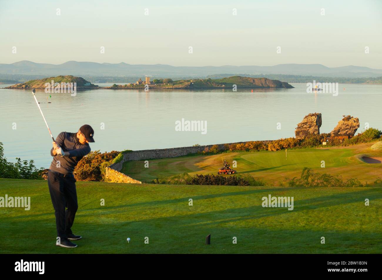 Aberdour, Fife, Royaume-Uni. 29 mai 2020. Marcus Kelman (30) de Dalgety Bay se délasser à 5h30 le premier jour de levée des restrictions en Écosse crédit: Richard Newton/Alay Live News Banque D'Images