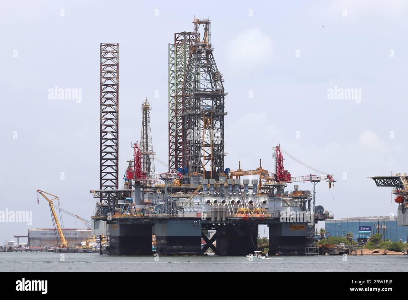 Plate-forme pétrolière ancrée, engin de forage offshore, à Port de Galveston, Texas, États-Unis. La plate-forme pétrolière est en train de se réhabrir dans le port de Texan sur la côte du golfe. Banque D'Images