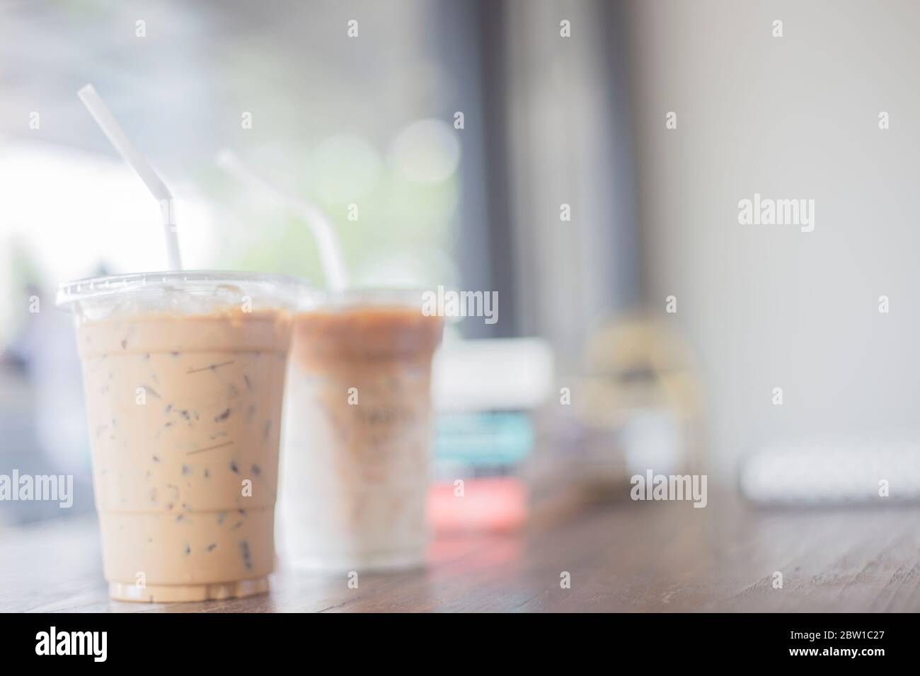 Tasse à café en plastique sur table en bois Banque D'Images