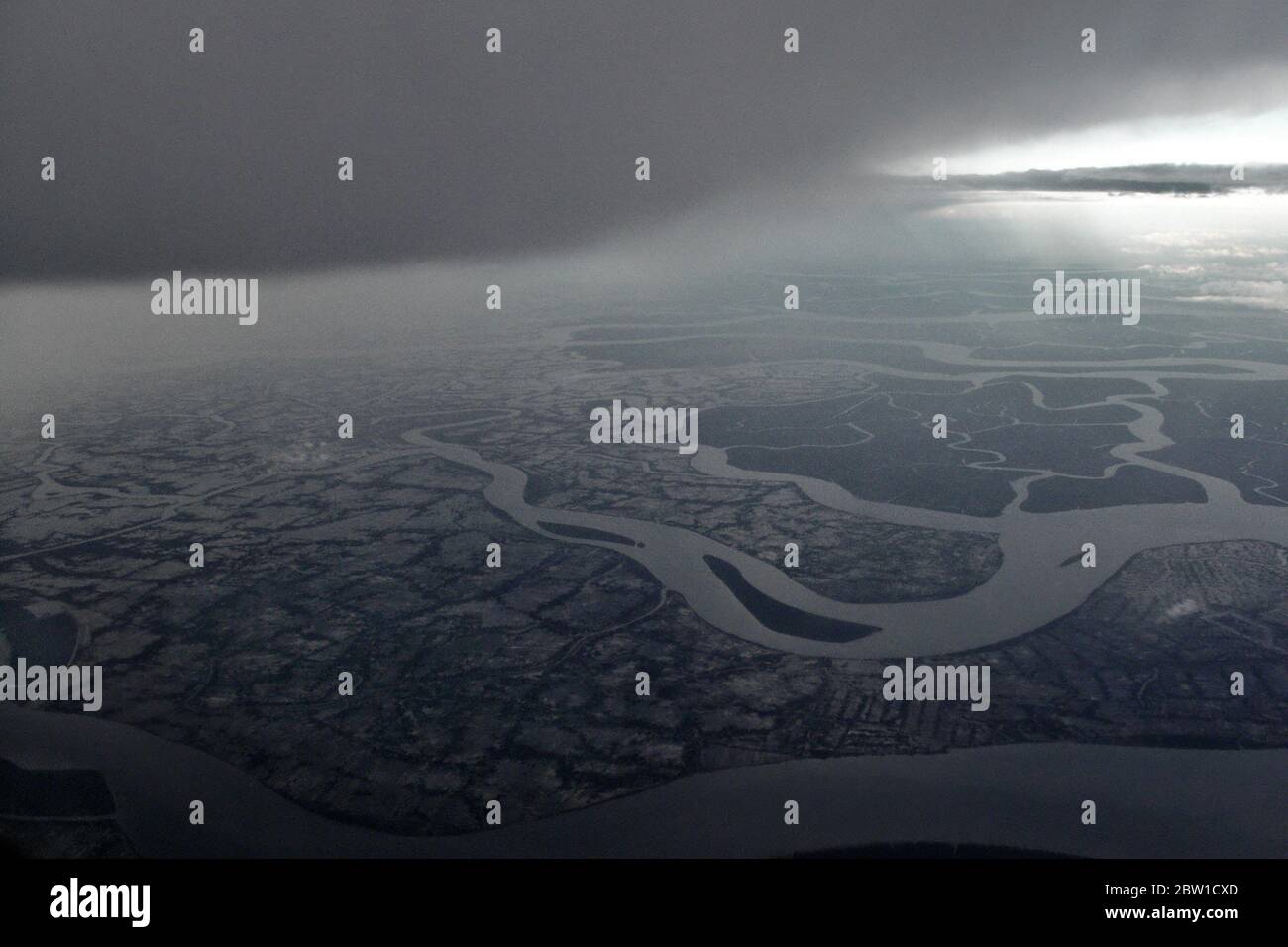 Vue aérienne de certaines parties du delta du Gange (delta du Sundarbans) situées sous les nuages de pluie, vue d'un vol à destination de Kolkata dans l'État du Bengale occidental, en Inde. Banque D'Images