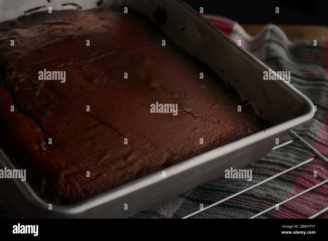 Photo de brownies au chocolat fraîchement cuites sur une plaque à pâtisserie. Banque D'Images