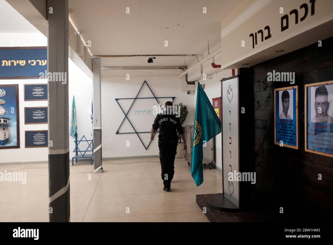 Une garante du Service pénitentiaire d'Israël communément connu en Israël par son acronyme Shabas ou ISP en anglais marchant dans la cour intérieure de la prison d'Eshel près de Beersheba en Israël Banque D'Images