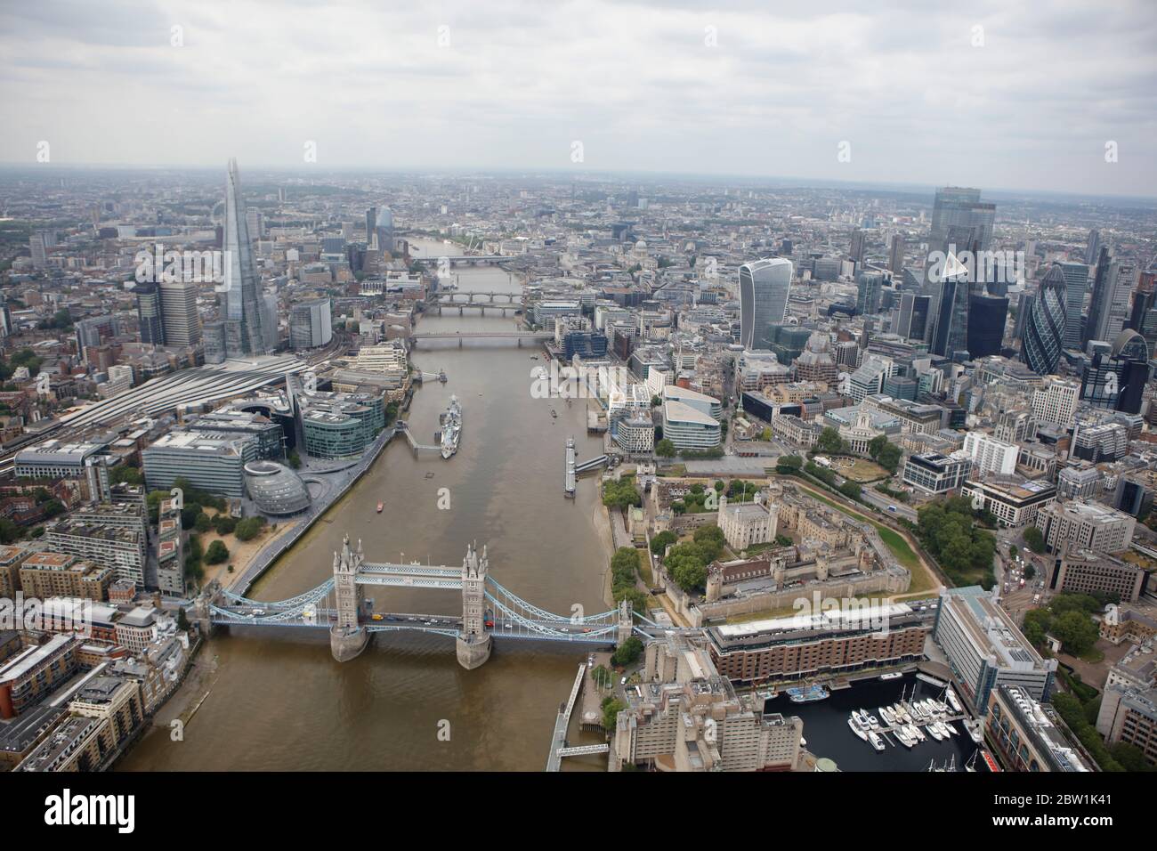 Vue aérienne de la Tamise et des sites de Londres - Tower Bridge, The Shard, Tower of London, HMS Belfast Banque D'Images