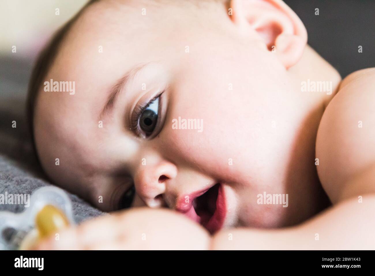 Un portrait d'adorable bébé couché Banque D'Images