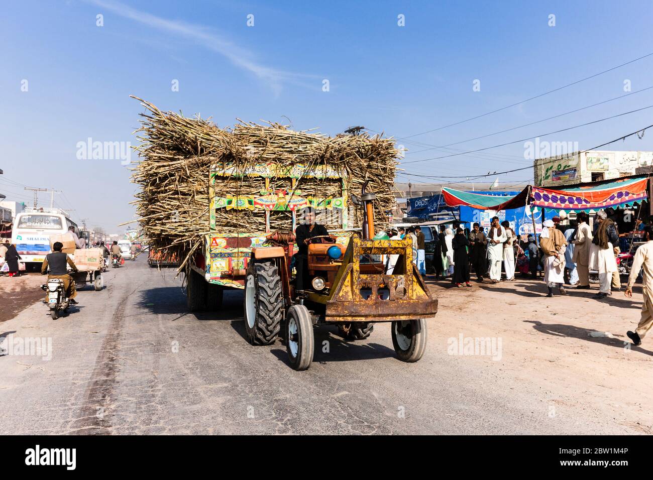 Tracteur plein de canne à sucre, dans la rue principale de la ville de Shorkot, Jhang, province du Punjab, Pakistan, Asie du Sud, Asie Banque D'Images