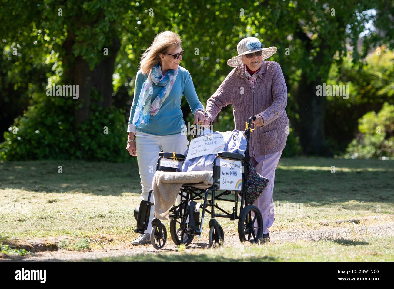 L Ancienne Infirmiere Joan Rich 101 Ans Traverse Le Parc Allenby A Felixstowe Dans Le Suffolk L Ancienne Infirmiere Joan Rich 101 Ans Traverse Le Parc Allenby A Felixstowe Dans Le Suffolk