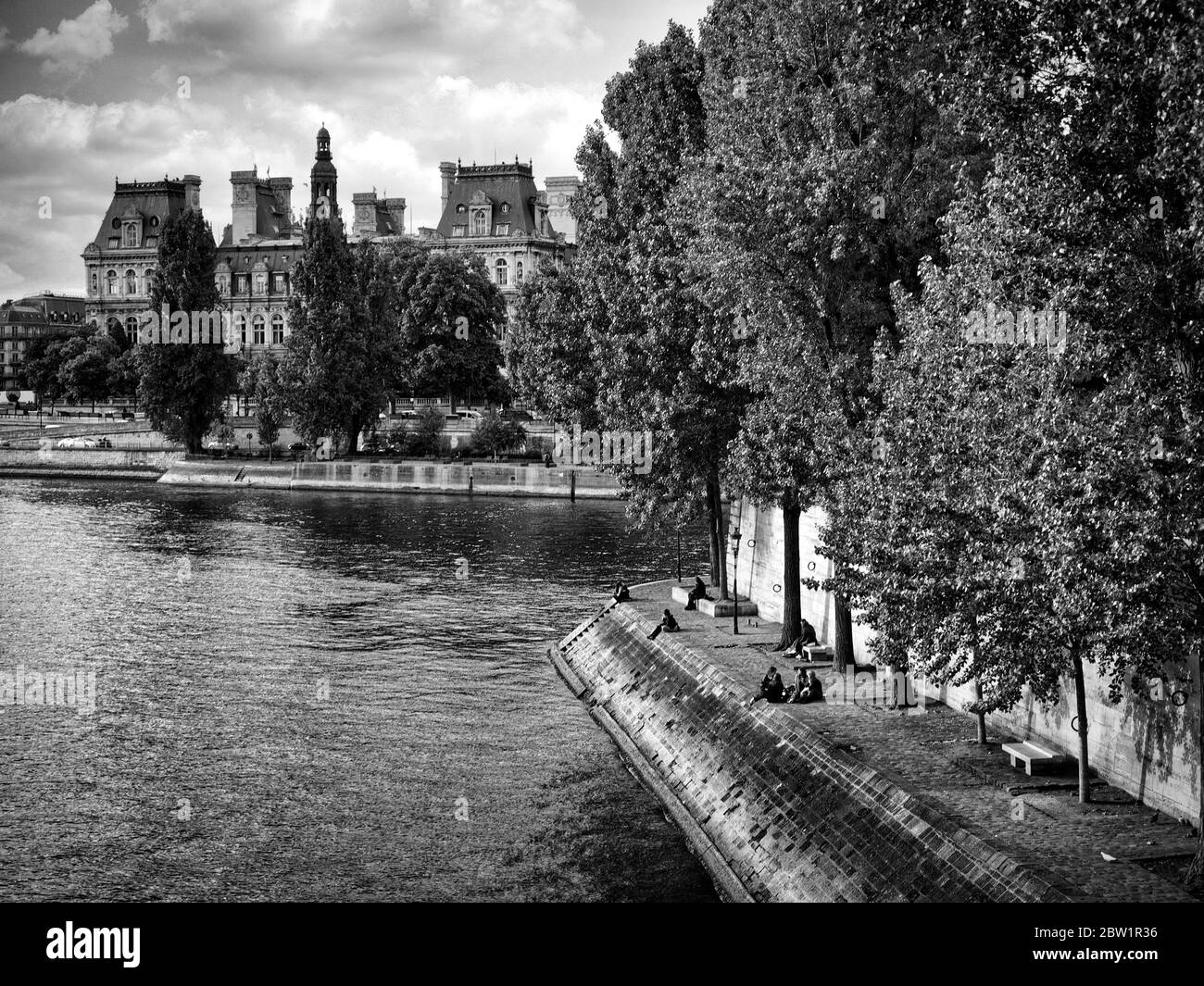 Rive et Seine en face du Louvre. Paris. Ile-de-France. France Banque D'Images