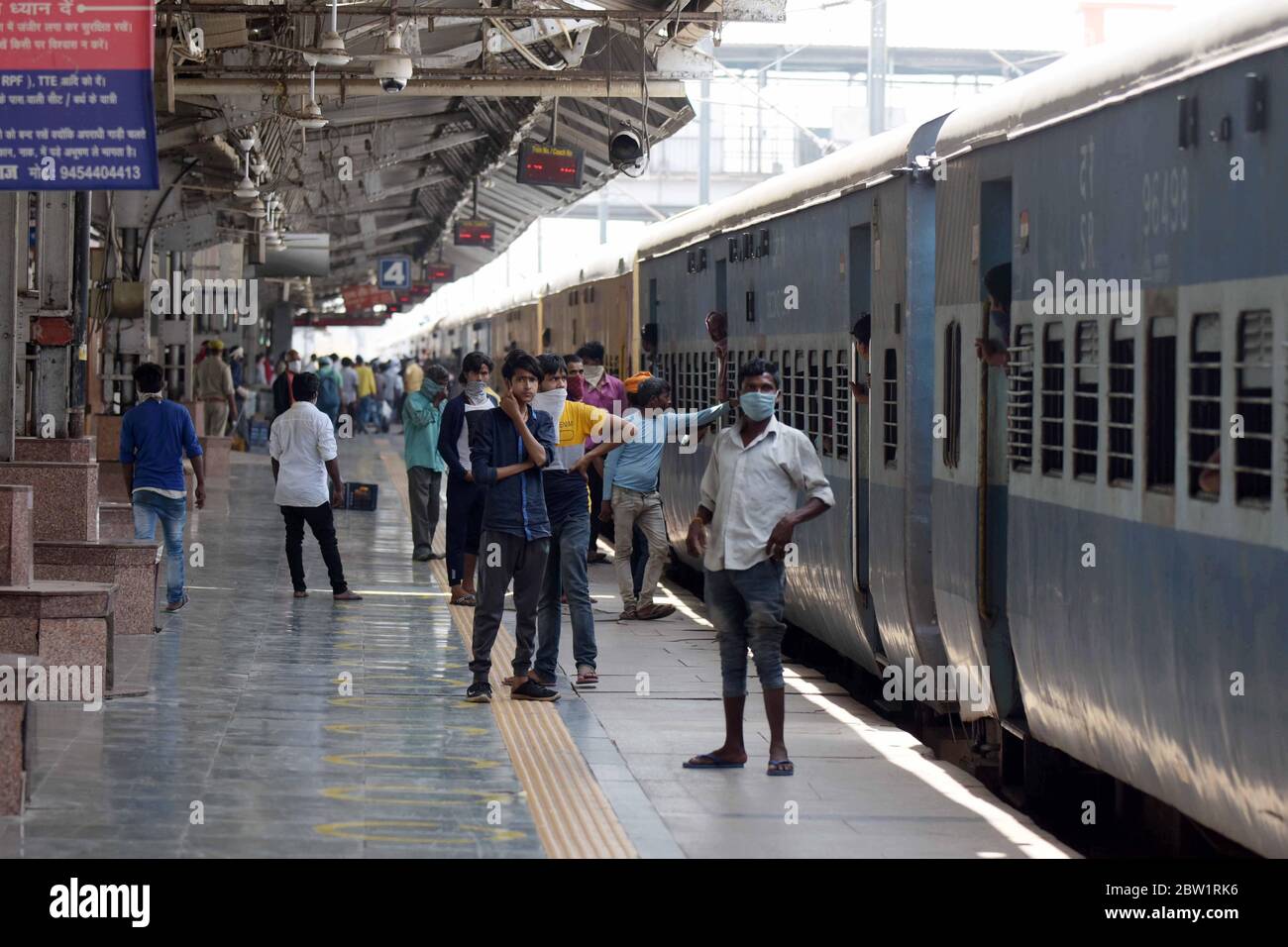 Prayagraj, Uttar Pradesh. 29 mai 2020. Prayagraj: Des migrants de Surat sont arrivés par un train spécial à la jonction de Prayagraj, pendant le confinement en cours de la COVID-19, à Prayagraj, le vendredi 29 mai 2020. Credit: Prabhat Kumar Verma/ZUMA Wire/Alamy Live News Banque D'Images