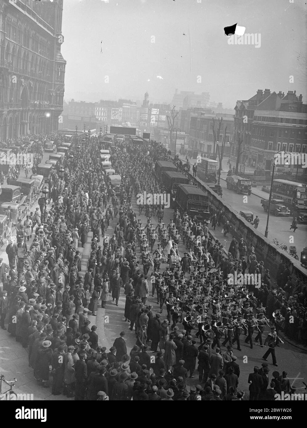 Le contingent de coronation de la Nouvelle-Zélande s'est embaie à travers Londres. En arrivant par train spécial de Tilbury, les 50 hommes de l'armée et de l'armée de l'air venant du contingent de Coronation de Nouvelle-Zélande ont défilé de la gare de St Pancras à la caserne de Wellington. Avec trois C.V. inclus dans leur nombre, le contingent est sous le commandement du major N. W. McD. Weir du corps des Staf de Nouvelle-Zélande. Spectacles photo: Le contingent de Coronation de Nouvelle-Zélande marchant de la gare de St Pancras se dirigeait vers le groupe de gardes. 19 avril 1937 Banque D'Images Le contingent de coronation de la Nouvelle-Zélande s'est embaie à travers Londres. En arrivant par train spécial de Tilbury, les 50 hommes de l'armée et de l'armée de l'air venant du contingent de Coronation de Nouvelle-Zélande ont défilé de la gare de St Pancras à la caserne de Wellington. Avec trois C.V. inclus dans leur nombre, le contingent est sous le commandement du major N. W. McD. Weir du corps des Staf de Nouvelle-Zélande. Spectacles photo: Le contingent de Coronation de Nouvelle-Zélande marchant de la gare de St Pancras se dirigeait vers le groupe de gardes. 19 avril 1937 Banque D'Images