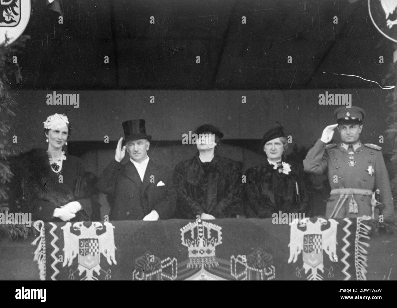 Le Président Benes et épouse du Parti royal yougoslave lors du défilé militaire à Belgrade. Le Président de la République tchécoslovaque, M. Benes, a reçu un accueil formidable lorsqu'il est arrivé à Belgrade avec son épouse pour des pourparlers politiques. Il a été accueilli par le Prince Paul, chef du Conseil de régence, la princesse Olga, le premier ministre Stoyadinovitch et tout le Cabinet. Malgré les précautions élaborées de la police pour empêcher les manifestations contre la politique pro-italienne du Premier ministre yougoslave, les étudiants ont accueilli le Dr Benes lorsqu'il a traversé les rues avec des cris de l'Italie fasciste et d'autres slogans anti-italiens. Photo sho Banque D'Images