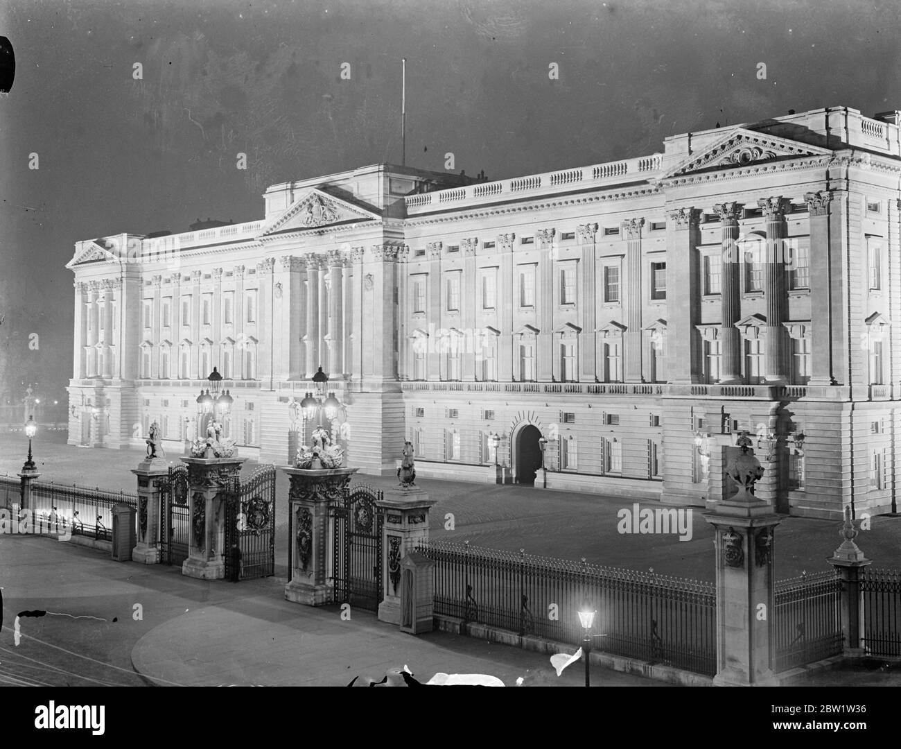 Le premier test de l'éclairage de Coronation a été effectué au Palais de Buckingham. Spectacles photo : le palais de Buckingham illuminé pendant le test. 19 avril 1937 Banque D'Images