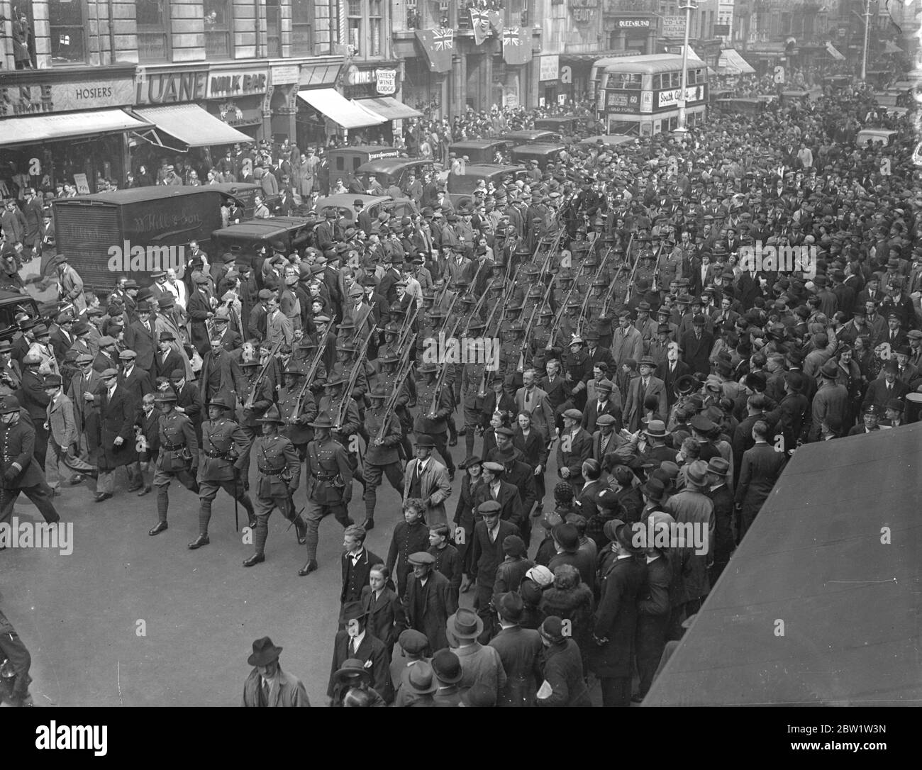 Le contingent de coronation de la Nouvelle-Zélande s'est embaie à travers Londres. En arrivant par train spécial de Tilbury, les 50 hommes de l'armée et de l'armée de l'air venant du contingent de Coronation de Nouvelle-Zélande ont défilé de la gare de St Pancras à la caserne de Wellington. Avec trois C.V. inclus dans leur nombre, le contingent est sous le commandement du major N. W. McD. Weir du corps des Staf de Nouvelle-Zélande. Spectacles photo: Le contingent de Coronation de Nouvelle-Zélande marchant de la gare de St Pancras se dirigeait vers le groupe de gardes. 19 avril 1937 Banque D'Images Le contingent de coronation de la Nouvelle-Zélande s'est embaie à travers Londres. En arrivant par train spécial de Tilbury, les 50 hommes de l'armée et de l'armée de l'air venant du contingent de Coronation de Nouvelle-Zélande ont défilé de la gare de St Pancras à la caserne de Wellington. Avec trois C.V. inclus dans leur nombre, le contingent est sous le commandement du major N. W. McD. Weir du corps des Staf de Nouvelle-Zélande. Spectacles photo: Le contingent de Coronation de Nouvelle-Zélande marchant de la gare de St Pancras se dirigeait vers le groupe de gardes. 19 avril 1937 Banque D'Images