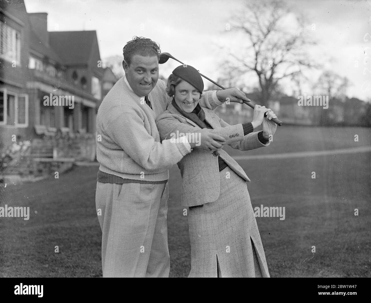 Professionnel de golf pour épouser son élève. W. J. Cox, le professionnel du club de golf de Wimbledon Park et joueur de la Ryder Cup, s'est engagé auprès d'un de ses élèves, Mlle Vera Cocking, de Park Langley, Beckenham. Le mariage devrait avoir lieu en août. Photos: W. J. Cox avec Miss Vera Cocking sur le terrain de golf de Wimbledon, une photo prise aujourd'hui. 11 avril 1937 Banque D'Images