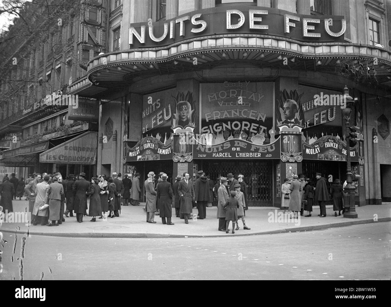 Paris perd des cinémas et des théâtres. Fermé par des grévistes. En se dérissant des conseils de leurs dirigeants, des centaines de travailleurs du divertissement ont forcé la fermeture de nombreux cinémas et théâtres à Paris en proclamant une grève pour les séjours. Les travailleurs s'opposent à la décision de l'arbitre officiel dans un récent différend salarial. Spectacles photo: Une foule à l'extérieur d'un cinéma de Paris fermé par la grève. 19 avril 1937 Banque D'Images