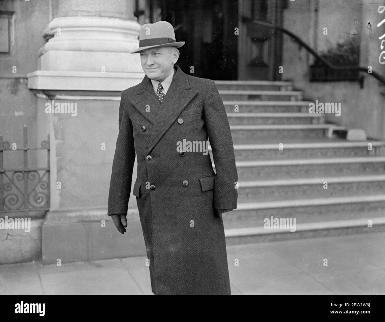 M. Cupillard, délégué à Paris, a décrit les événements liés à un parti dans la cabine de Muriel Oxford auquel assistait M. Frank Vosper avant sa disparition, lors de la reprise de l'enquête sur l'acteur-dramaturge à Eastbourne, Sussex. M. Vosper a mystérieusement disparu du paquebot Paris au large de Plymouth après avoir assisté à une fête dans la cabine de Miss Oxford. Son corps a été lavé à Eastbourne 15 jours plus tard. Photos: M Cupillard arrivant pour la reprise de l'enquête à Eastbourne aujourd'hui. 6 avril 1937 Banque D'Images