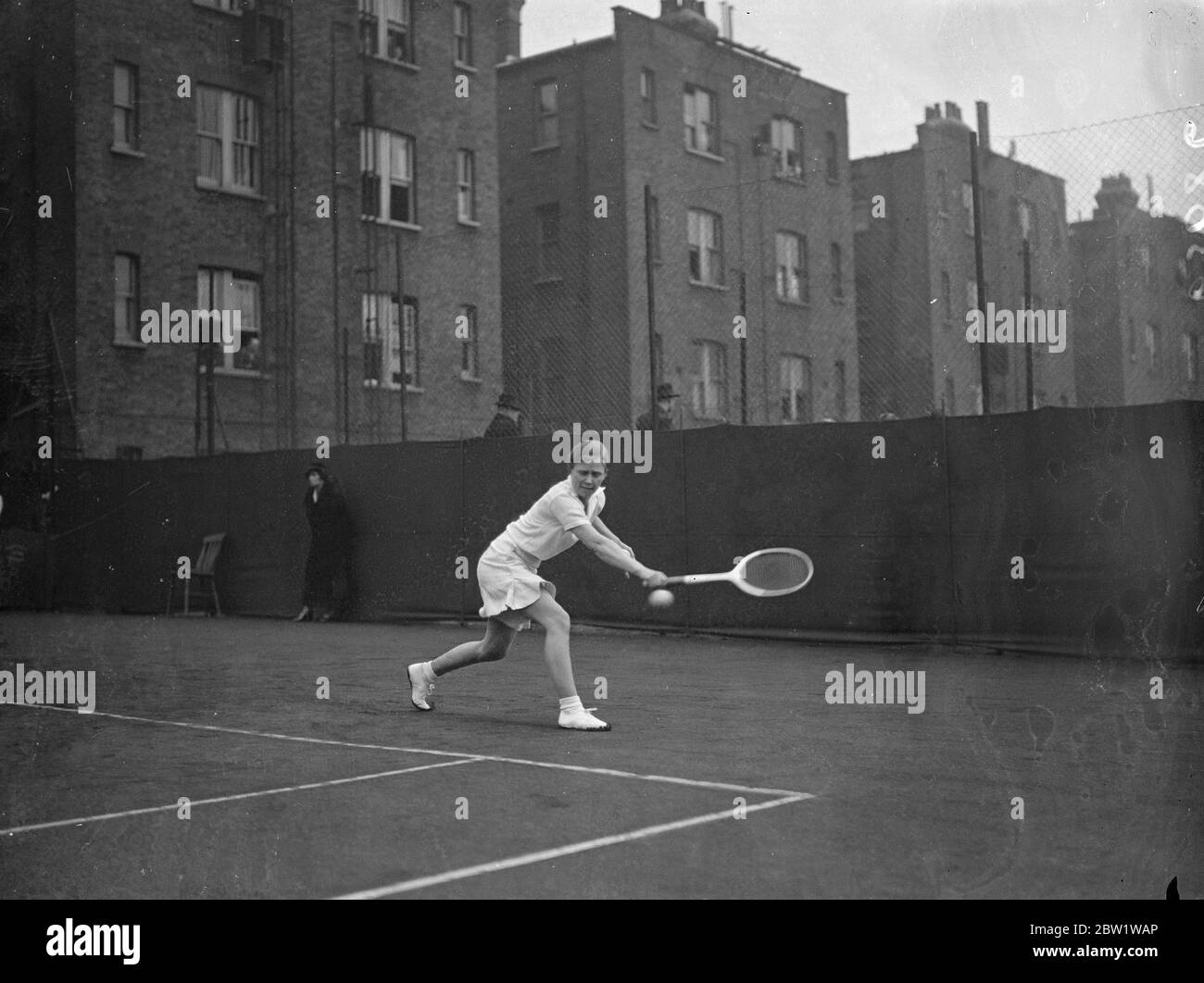 Mlle Heeley bat Mlle Ford en finale Paddington . Mlle Mary Heeley batte Mlle F S Ford du Derbyshire 6 - 3 , 6 - 3 , dans la finale féminine des singles du tournoi ouvert du Paddington Hard court Club à Castellain Road . Photos , Mlle F S Ford en jeu contre Mlle Heeley . 3 avril 1937 Banque D'Images