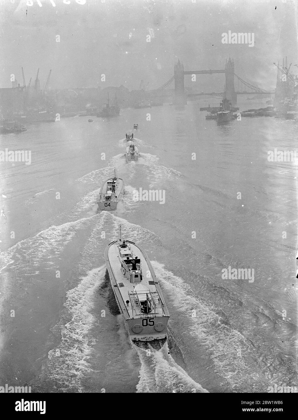 La barge royale mène à la répétition de la visite de Kings River. La répétition a eu lieu sur la Tamise pour le voyage du roi de Westminster à Greenwich mardi prochain, lorsqu'il ouvrira le nouveau Musée maritime national. La barge Kings était en tête. Expositions de photos, la barge Kings en direction de la procession à travers le Paul de Londres avec Tower Bridge en arrière-plan. 24 avril 1937 Banque D'Images