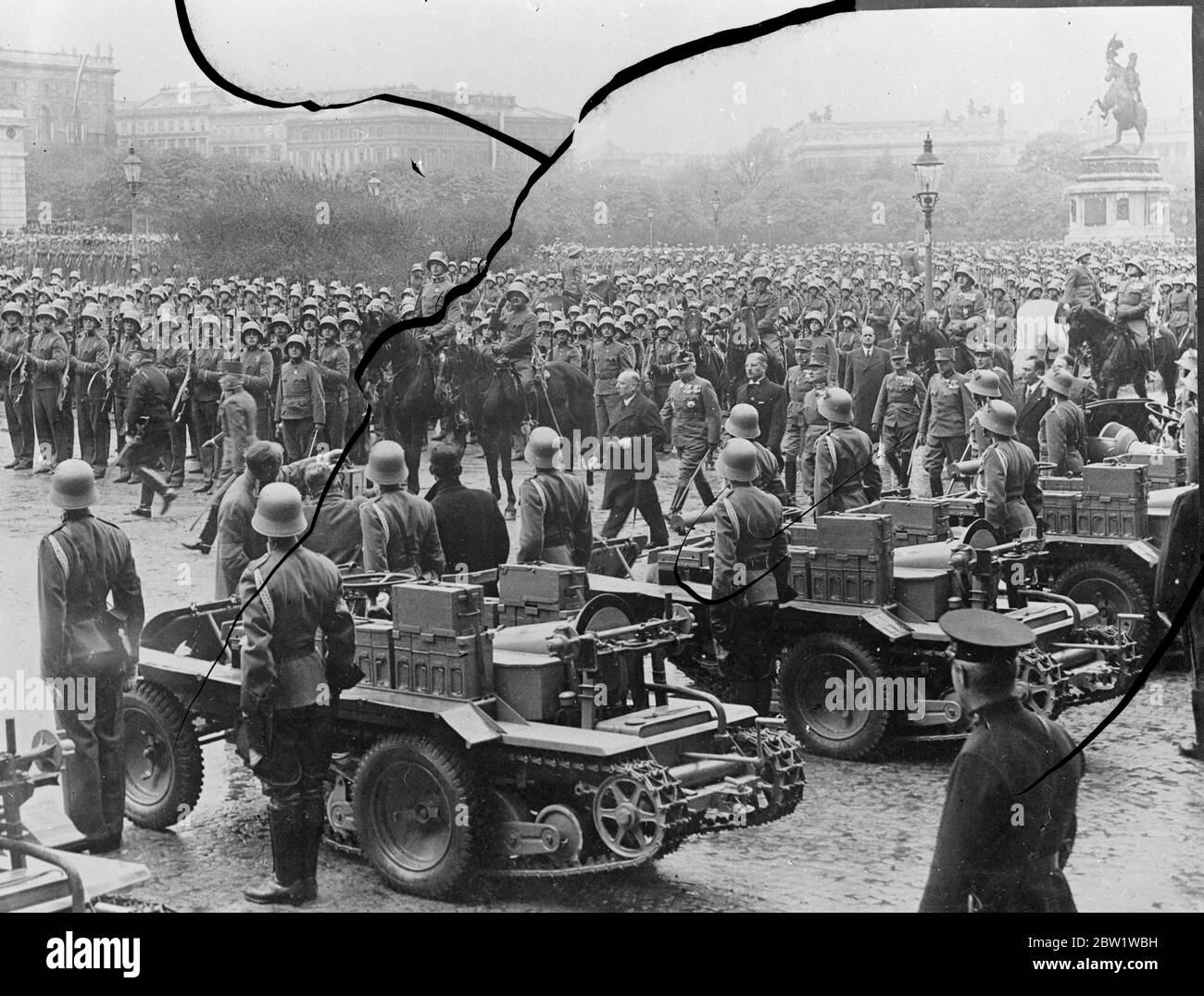 Le président et le chancelier examinent les forces autrichiennes lors de la parade du printemps à Vienne. Le Président Miklas d'Autriche et le Chancelier Schuschnigg ainsi que d'autres membres du gouvernement autrichien ont salué la garnison de Vienne lors de la parade du printemps. La parade a donné une impression éclatante de la force militaire rebutte de l'Autriche. Photos: Le président Miklas (portant un chapeau de soie) suivi de la chancelière Schuschnigg, du vice-chancelier, le maréchal Hulgerth et de la secrétaire d'État Zehne [?] Il passa entre les rangs de troupes serriées et les unités mécanisées sur la Heldenplatz, Vienne. 27 avril 1937 Banque D'Images