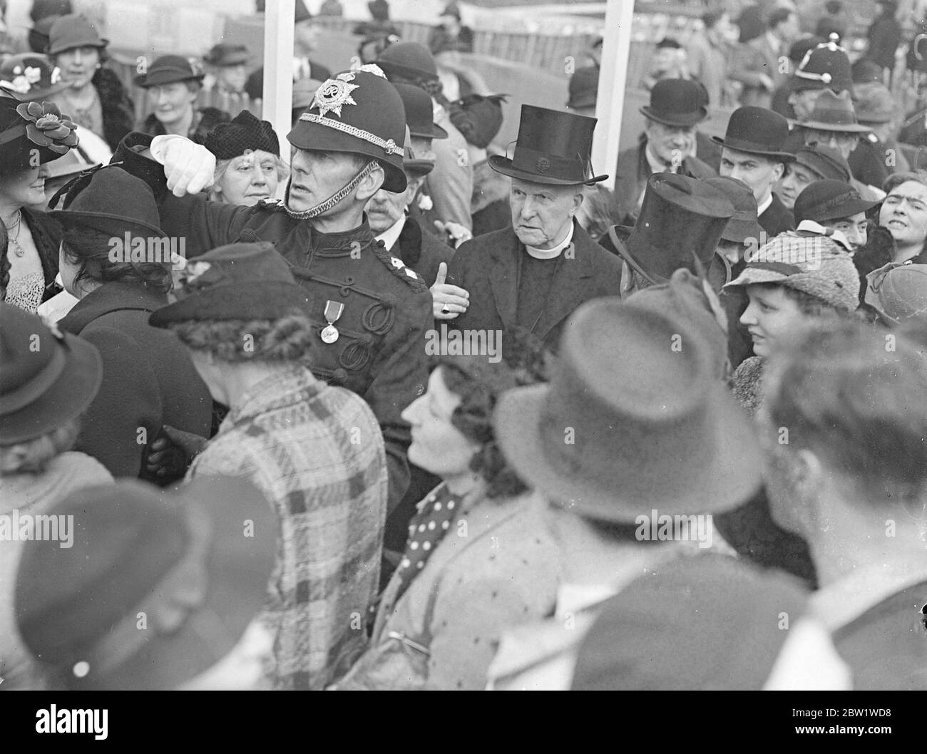 Archeveque De Canterbury Dans La Foule Apres Le Devoilement Du Windsor Memorial L Archeveque De Canterbury Le Dr Cosmo Gordon Lang Qui A Fait Son Chemin Avec Difficulte A Travers La Foule Apres
