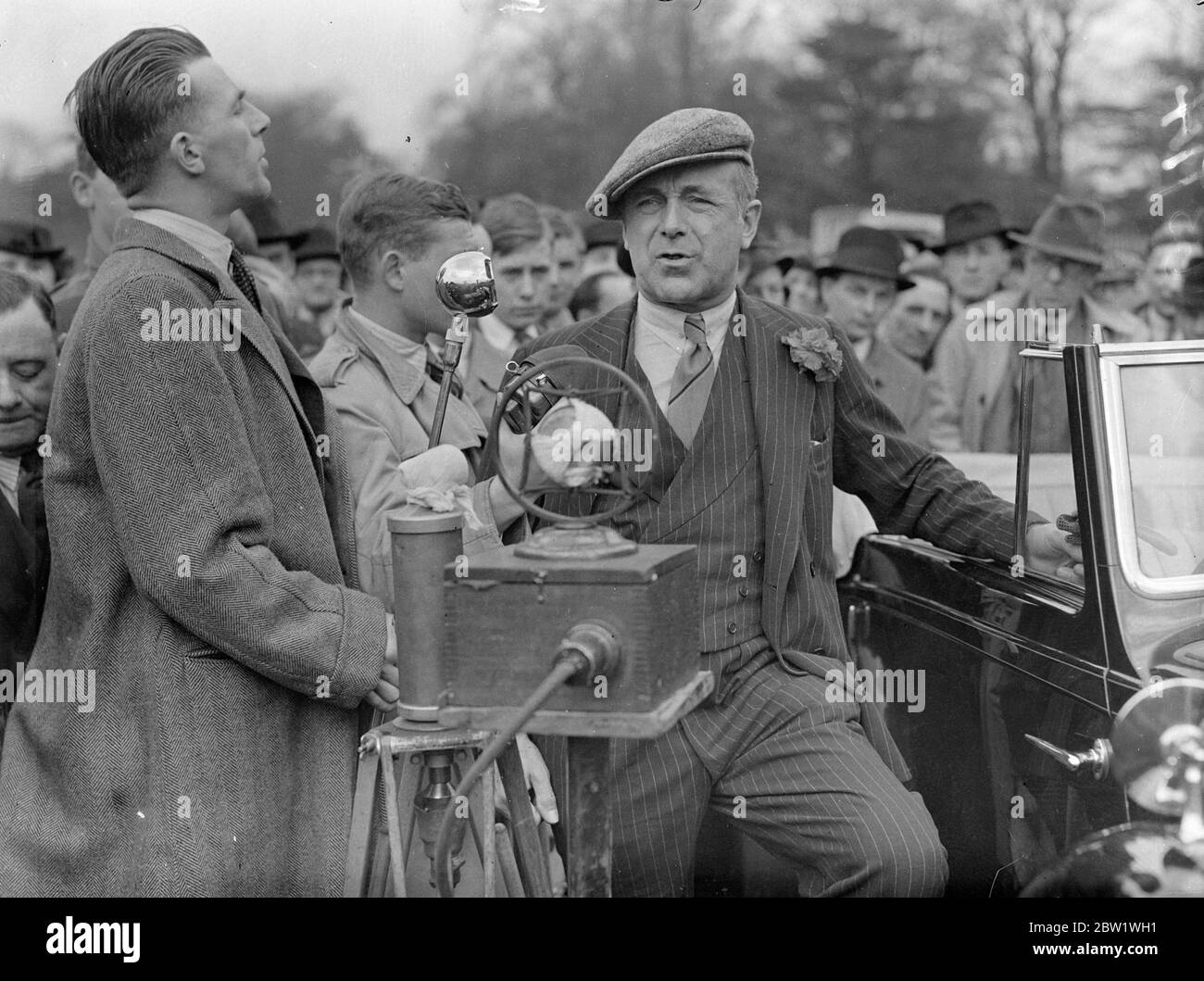 Earl Howe ouvre le nouveau circuit de course de Crystal Palace. Earl Howe, le président du British Racing Drivers Club, ouvre le nouveau circuit de course sur le site de Crystal Palace. La première course sur le circuit sera l'épreuve du Trophée de Coronation pour laquelle Earl Howe est inscrit. Expositions de photos, Earl Howe ouvrant la nouvelle piste. 22 avril 1937 Banque D'Images