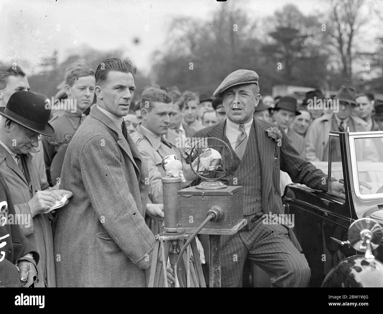 Earl Howe ouvre le nouveau circuit de course de Crystal Palace. Earl Howe, le président du British Racing Drivers Club, ouvre le nouveau circuit de course sur le site de Crystal Palace. La première course sur le circuit sera l'épreuve du Trophée de Coronation pour laquelle Earl Howe est inscrit. Expositions de photos, Earl Howe ouvrant la nouvelle piste. 22 avril 1937 Banque D'Images