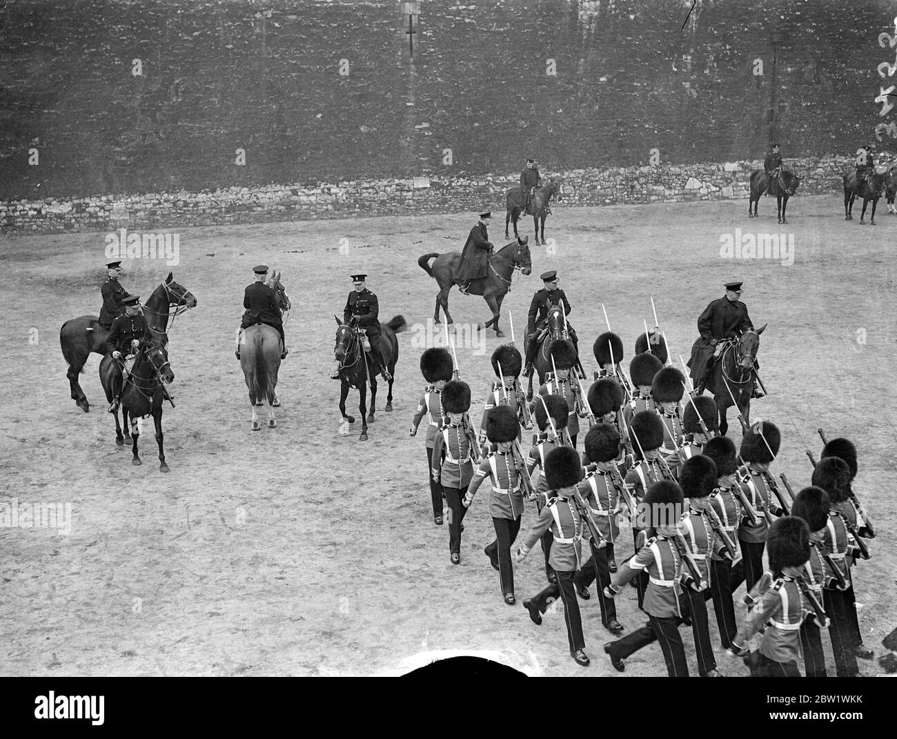 La police montée emporter leurs chevaux à la Tour pour les faire s'habituer aux soldats pour le Coronation. La police montée emportent leurs chevaux à la Tour de Londres pour les habituer à l'atmosphère militaire du Coronation. Des spectacles photo, la police montée avec leurs chevaux à la Tour de Londres aux gardes écossais ont effectué leur exercice sur le terrain de parade. 14 avril 1937 Banque D'Images