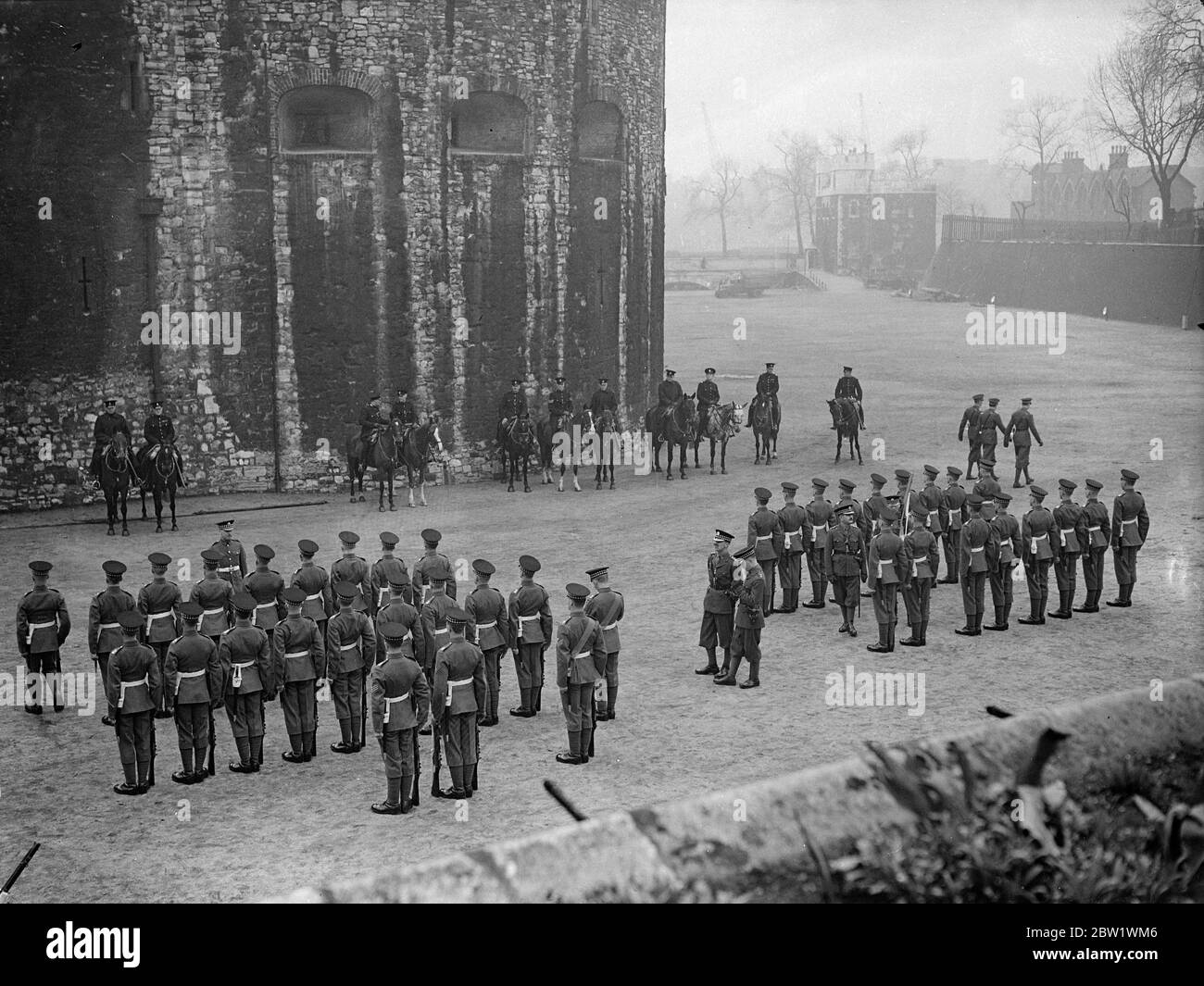 La police montée emporter leurs chevaux à la Tour pour les faire s'habituer aux soldats pour le Coronation. La police montée emportent leurs chevaux à la Tour de Londres pour les habituer à l'atmosphère militaire du Coronation. Des spectacles photo, la police montée avec leurs chevaux à la Tour de Londres aux gardes écossais ont effectué leur exercice sur le terrain de parade. 14 avril 1937 Banque D'Images
