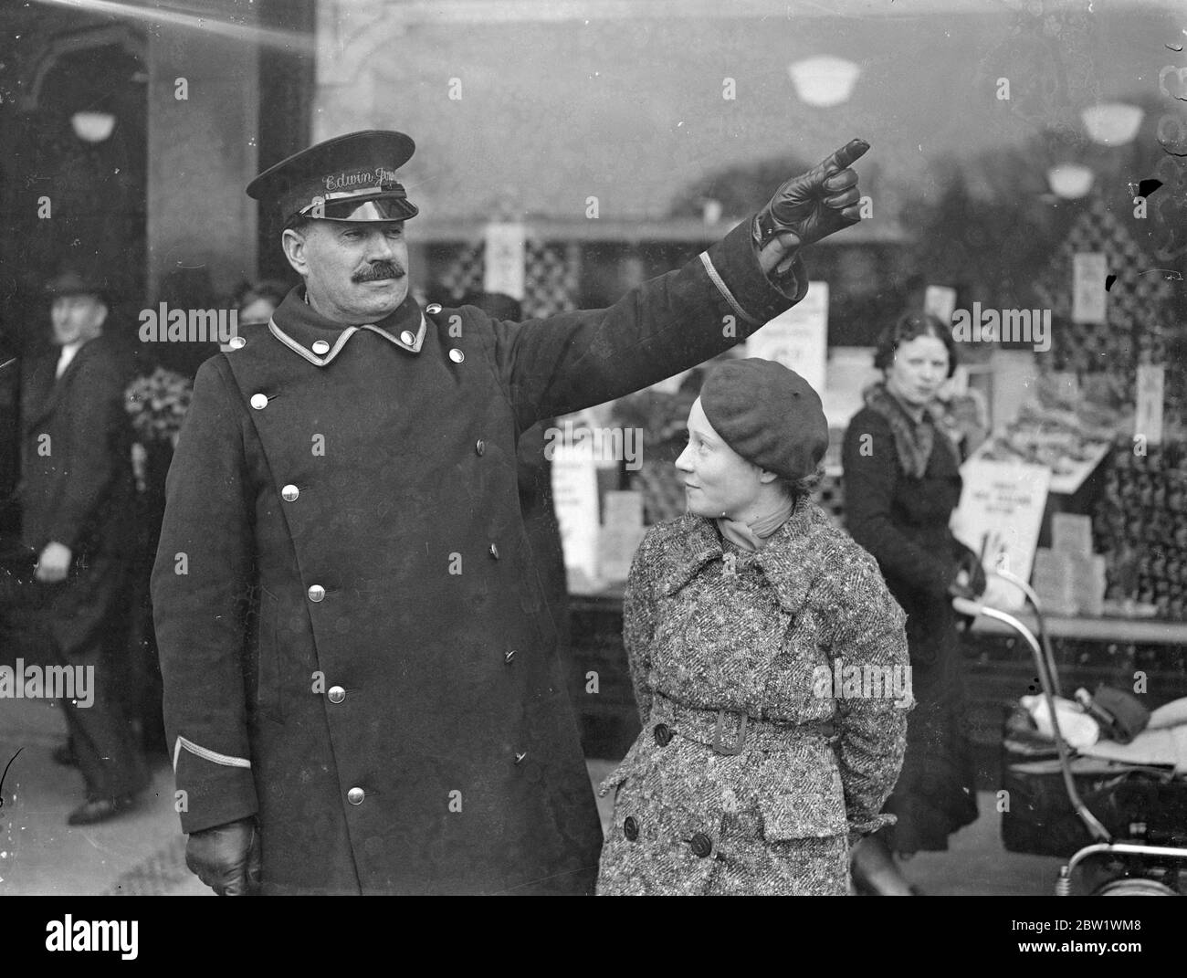 Le commissaire gardera le roi et la reine dans la procession du couronnement. M. Harry Edwards, qui est maintenant commissaire dans un grand magasin de Southampton, gardera le roi et la reine pendant la procession du couronnement de 6 miles le 12 mai. M. Edwards est un yénomen de la Garde et sera à droite de la roue du Collège royal. Il y a 100 yeomen, la garde du corps du roi, dont le devoir est d'assister à toutes les fonctions importantes de l'État auxquelles le roi est présent. Les hommes sélectionnés seront en service pour la procession de Coronation, un à chaque roue de l'entraîneur, 20 marchant derrière. La photo montre M Banque D'Images