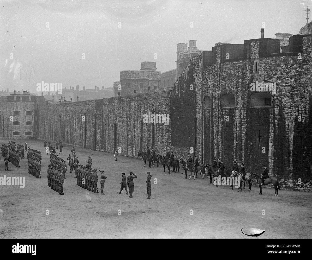 La police montée emporter leurs chevaux à la Tour pour les faire s'habituer aux soldats pour le Coronation. La police montée emportent leurs chevaux à la Tour de Londres pour les habituer à l'atmosphère militaire du Coronation. Des spectacles photo, la police montée avec leurs chevaux à la Tour de Londres aux gardes écossais ont effectué leur exercice sur le terrain de parade. 14 avril 1937 Banque D'Images