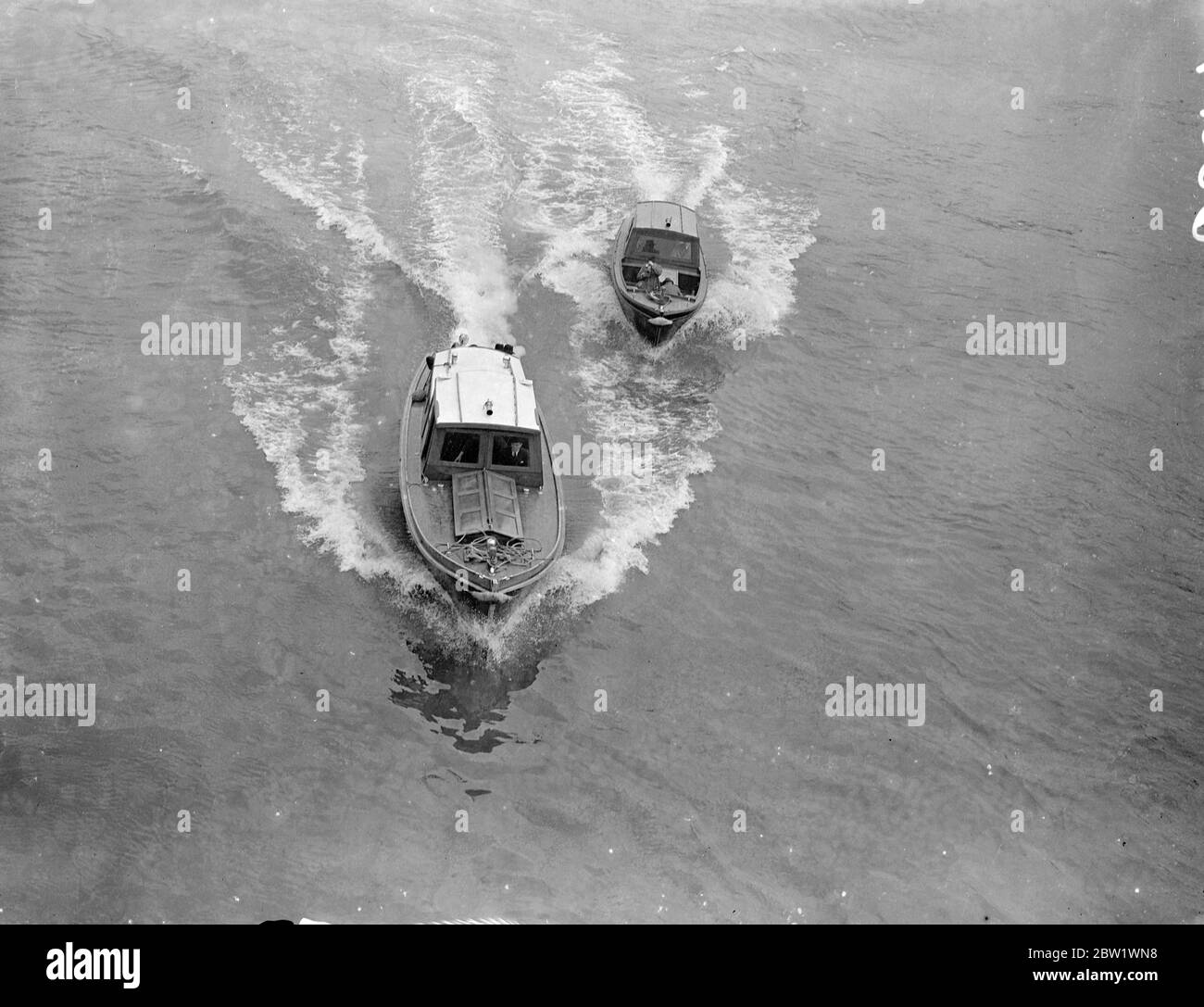 Lancement de véhicules de police à grande vitesse testés sur la Tamise. De nouveaux lancements de patrouille à grande vitesse pour la police métropolitaine ont été testés sur la Tamise à Westminster Pier. Photos montre, deux des nouveaux lancements à vitesse excessive. 16 avril 1937 Banque D'Images