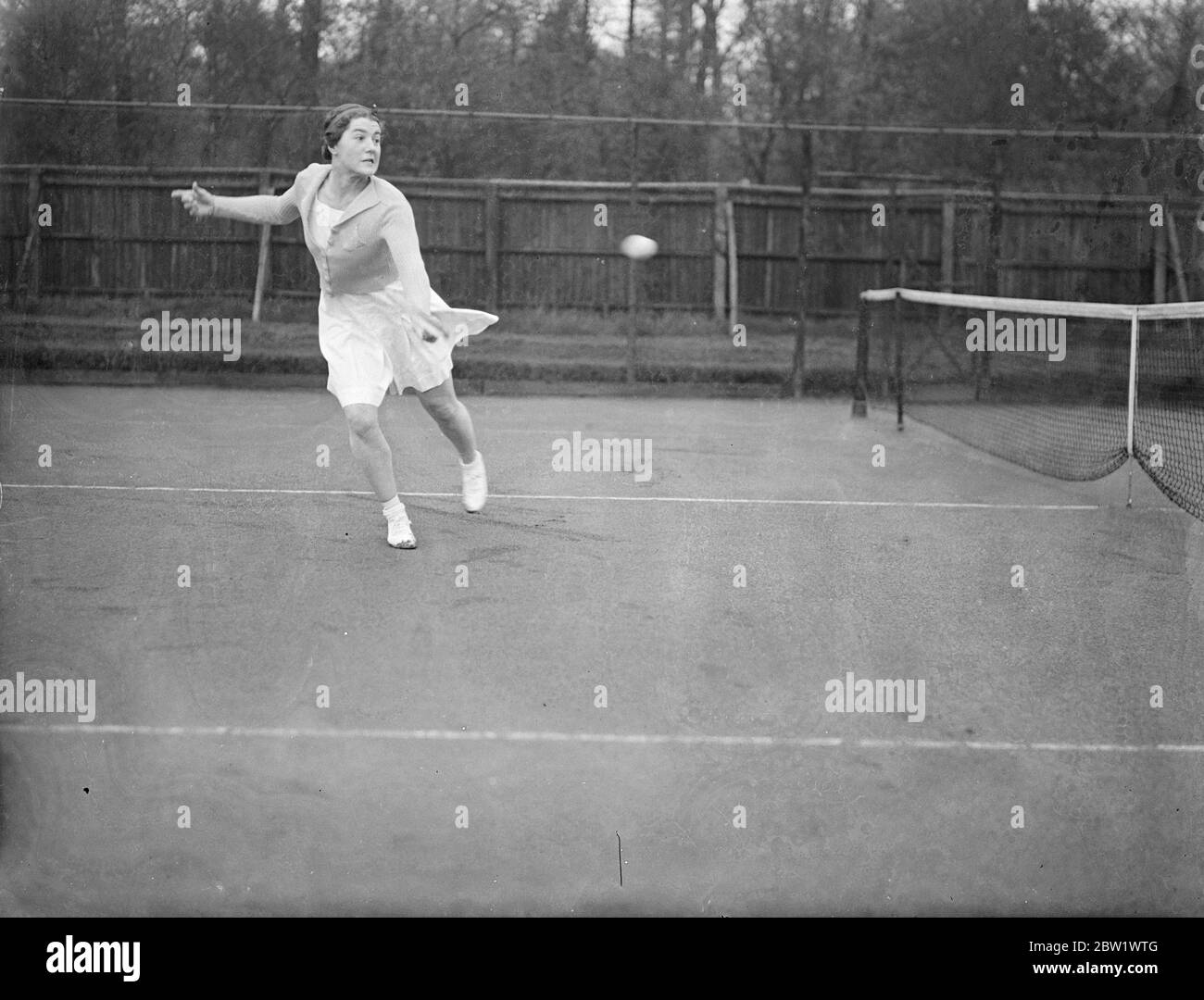 Mary Hardwick rencontre Miss Scriven dans les demi-finales du Club de Melbury. Mlle R M Hardwick a rencontré Mlle M C Scriven dans les demi-finales du tournoi Melbury Lawn tennis Club au Melbury Club, Kensington. Spectacles photo, Miss Scriven en jeu. 16 avril 1937 Banque D'Images