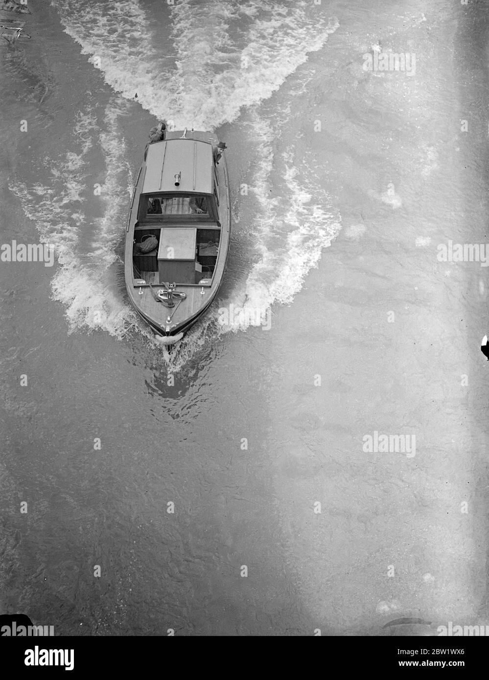 Lancement de véhicules de police à grande vitesse testés sur la Tamise. De nouveaux lancements de patrouille à grande vitesse pour la police métropolitaine ont été testés sur la Tamise à Westminster Pier. Photos montre, deux des nouveaux lancements à vitesse excessive. 16 avril 1937 Banque D'Images