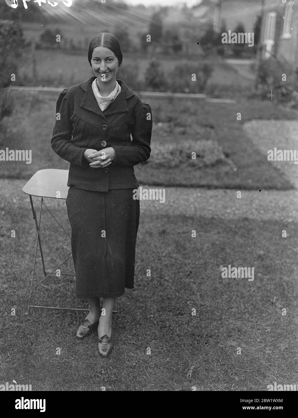 Fille de style australien friendée par la famille Winchester. Jesse Jean Mattin, la fille australienne restée loin sur le 'Château d'Athlone' et a été ramené en Angleterre par le 'Château de Carnarvon', a été fricté par M. et Mlle Griffith de Compton près de Winchester. Elle a été reconnue coupable à Winchester, mais elle a ensuite été libérée par le tribunal. Photos, Jesse Jean Mattin , la fille style, photographiée chez ses nouveaux amis à Compton, près de Winchester. 15 avril 1937 Banque D'Images