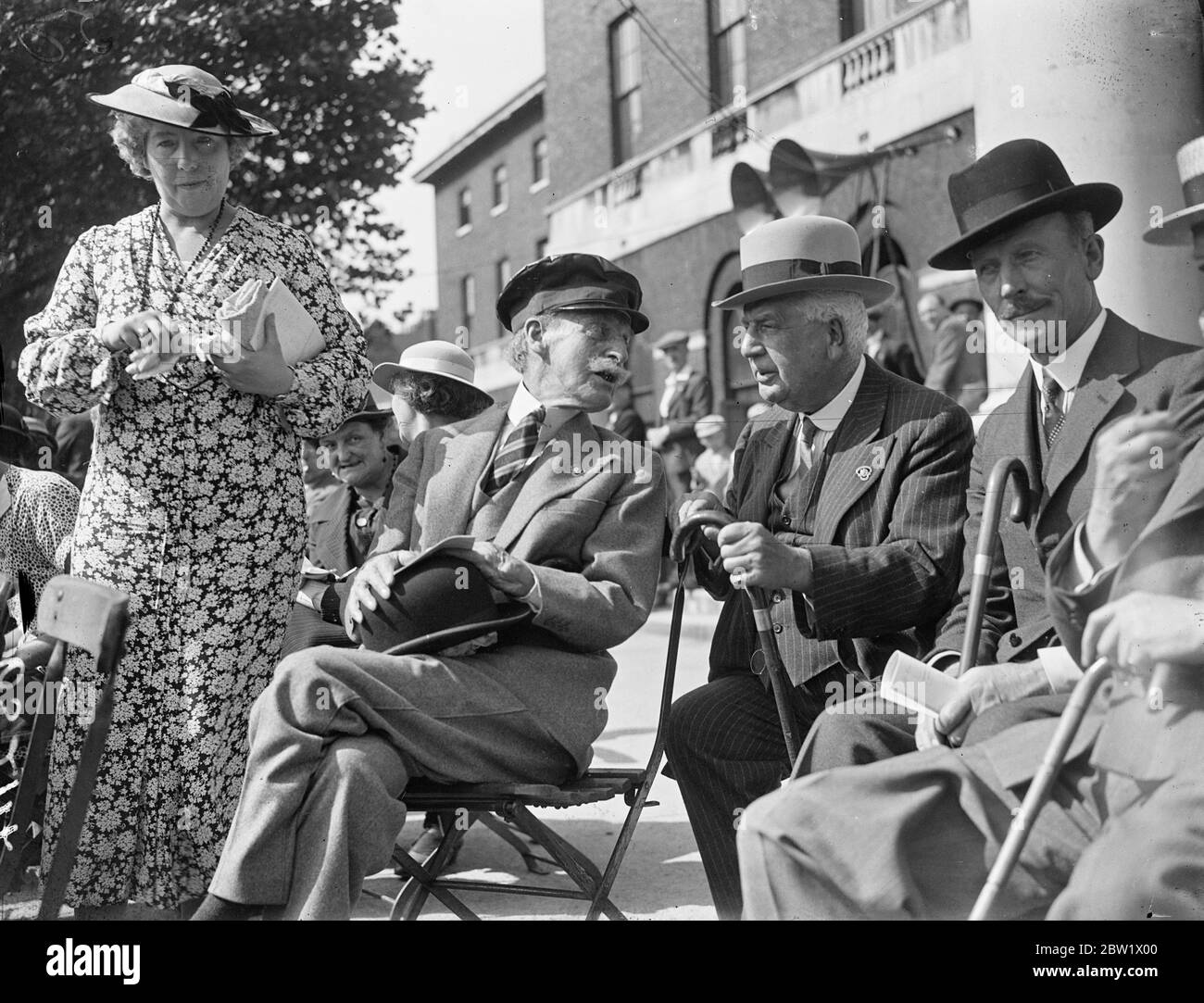 Le général Sir Ian Hamilton porte un chapeau de pilotes de moteur à la Legion Sports de British. Portant un chapeau de conducteur de moteur, qui lui a été présenté à la gare d'Euston lorsqu'il a nommé une nouvelle locomotive, le général Sir Ian Hamilton, patron de la région métropolitaine, a assisté à la British Legion Coronation Sports au siège du duc de York, à King's Road, Chelsea. Expositions de photos, le gén Sir Ian Hamilton portant son chapeau de conducteur de moteur (à gauche) discutant avec l'amiral Sir Henry Bruce, président de la région métropolitaine, lors des sports du 5 juin 1937 Banque D'Images