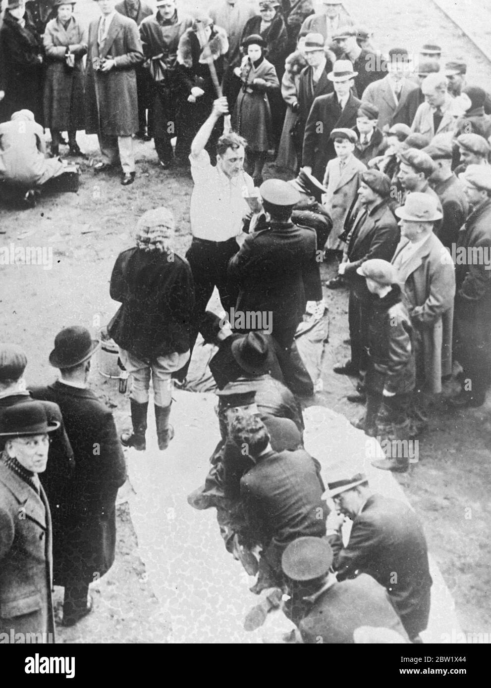 Emplois à la moustade chez huit hommes forts, nourrissant de force un python de 26 pieds 8 hommes forts ont été tenus de nourrir de force un python de 26 pieds, lorsqu'il a été amené de ses quartiers d'hiver à Hamilton, en Ontario. Après 3 mois de jeûne, son premier repas consistait en 20 livres de hamburger, deux douzaines d'oeufs, un quart de six citrate de magnosia, et un quart d'huile d'olive. 200 ans, serpent pèse 380 livres. Deux secondes. Expositions de photos, Owen Dauphinee, le gardien, qui fait descendre une partie de son premier repas dans la gorge du python de 26 pieds à Hamilton, en Ontario. Banque D'Images