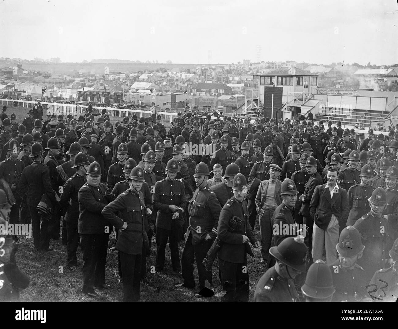Grande force de police sur le cours de Derby. La foule énorme de place dans le cours Derby à Epsom pour traiter avec les milliers de spectateurs de Derby. 2 juin 1937 Banque D'Images