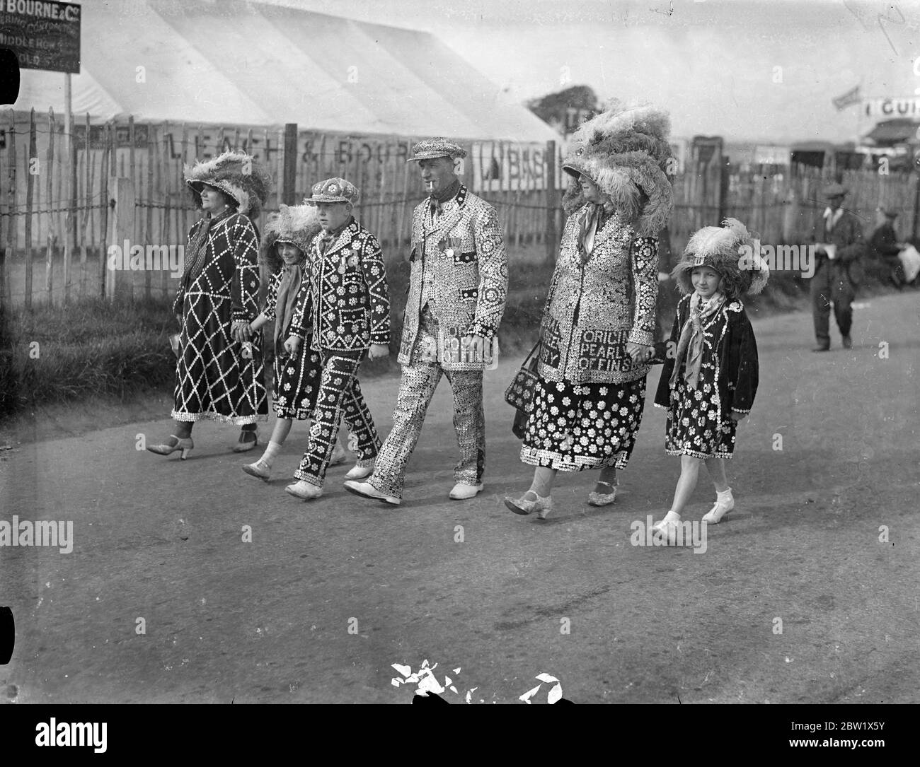 Le Roi et la Reine du Derby. Une « famille royale » de Pearlies arrivant sur le cours Derby à Epsom pour ajouter la touche d'exhaustivité à l'événement majeur. 2 juin 1937 Banque D'Images