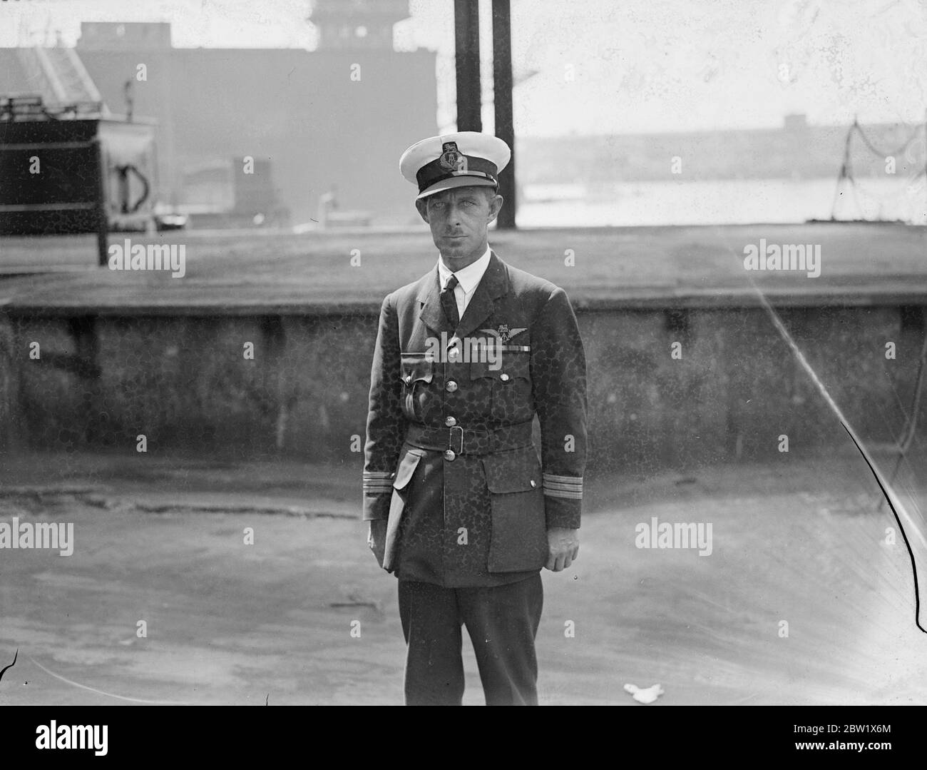 Commandant du bateau volant qui est descendu en Irak. Le capitaine Ernest Henry 'Tich' Attwood était à la tête du bateau-mouche Imperial Airways Calpurnia, qui a fait un atterrissage forcé dans le coin sud-ouest du lac Habbaniya, en Irak, tout en volant des mails spéciaux d'Alexandrie à Bagdad. La machine était située par des avions de la RAF et trois membres de l'équipage étaient visibles. Le bateau volant semblait endommagé. Expositions de photos, capitaine Ernest Henry Attwood. 28. Novembre 1938 Banque D'Images