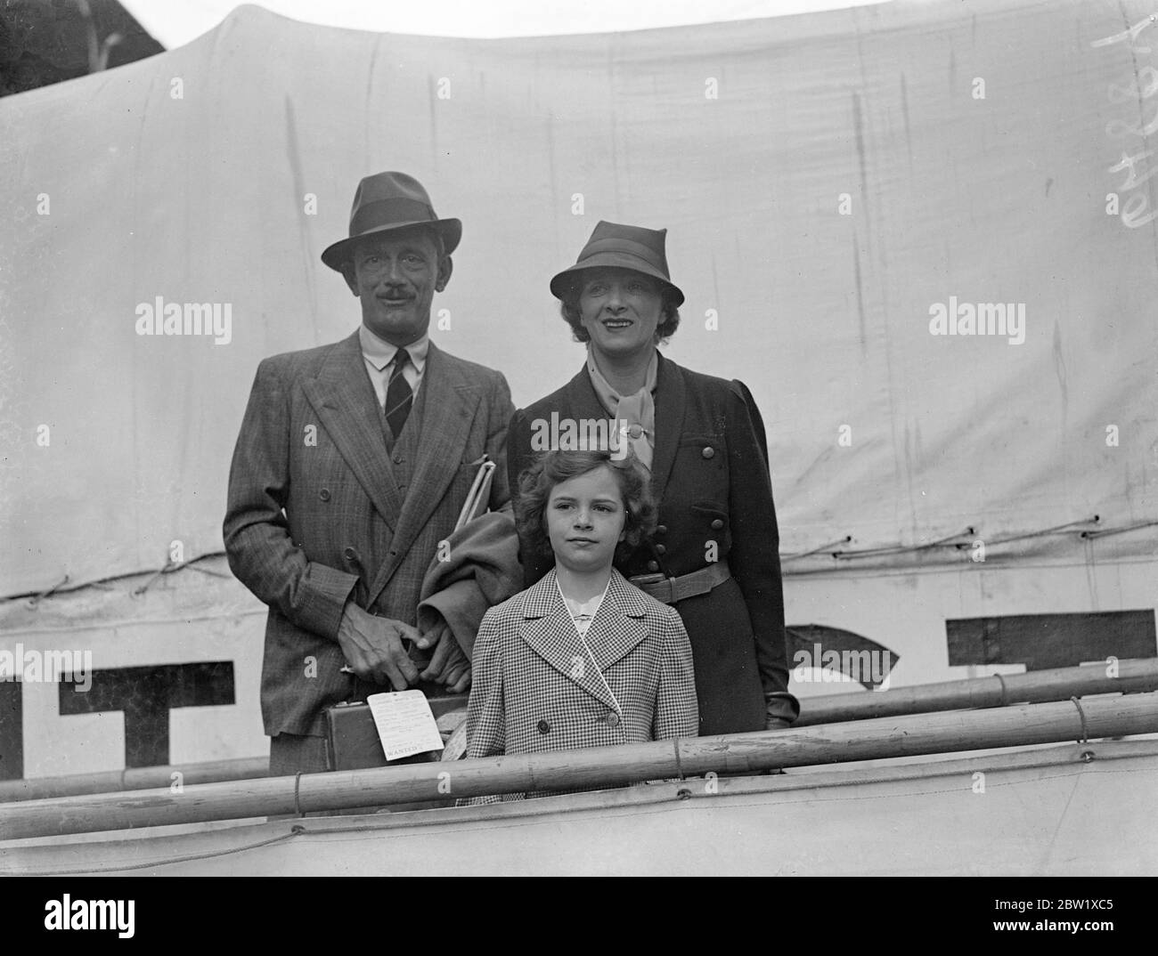 M. Philip Merivale et son épouse Gladys Cooper avec sa fille Sally Pearson [alias Sally Cooper, de son second mariage avec Sir Neville Pearson] à l'arrivée à Southampton le 26 mai 1937 [?] Banque D'Images