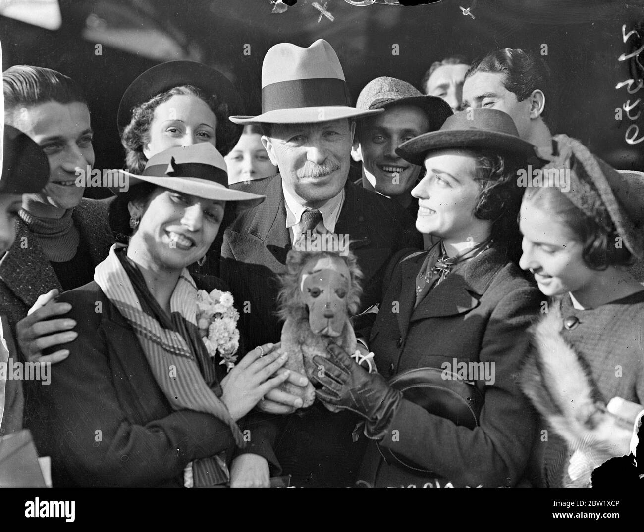 Le ballet russe arrive à Londres pour danser devant la reine Mary. Des membres du ballet russe qui comparaîtront devant la reine Mary et la duchesse de Kent à Londres lundi prochain sont arrivés à la gare Victoria de Paris. Ils ont été accueillis par le directeur, M René Blum, frère du Premier ministre socialiste français. Spectacles de photos, la danseuse de ballet russe Nana Gollner avec M René Blum à l'arrivée à Victoria. 28 mai 1937 Banque D'Images