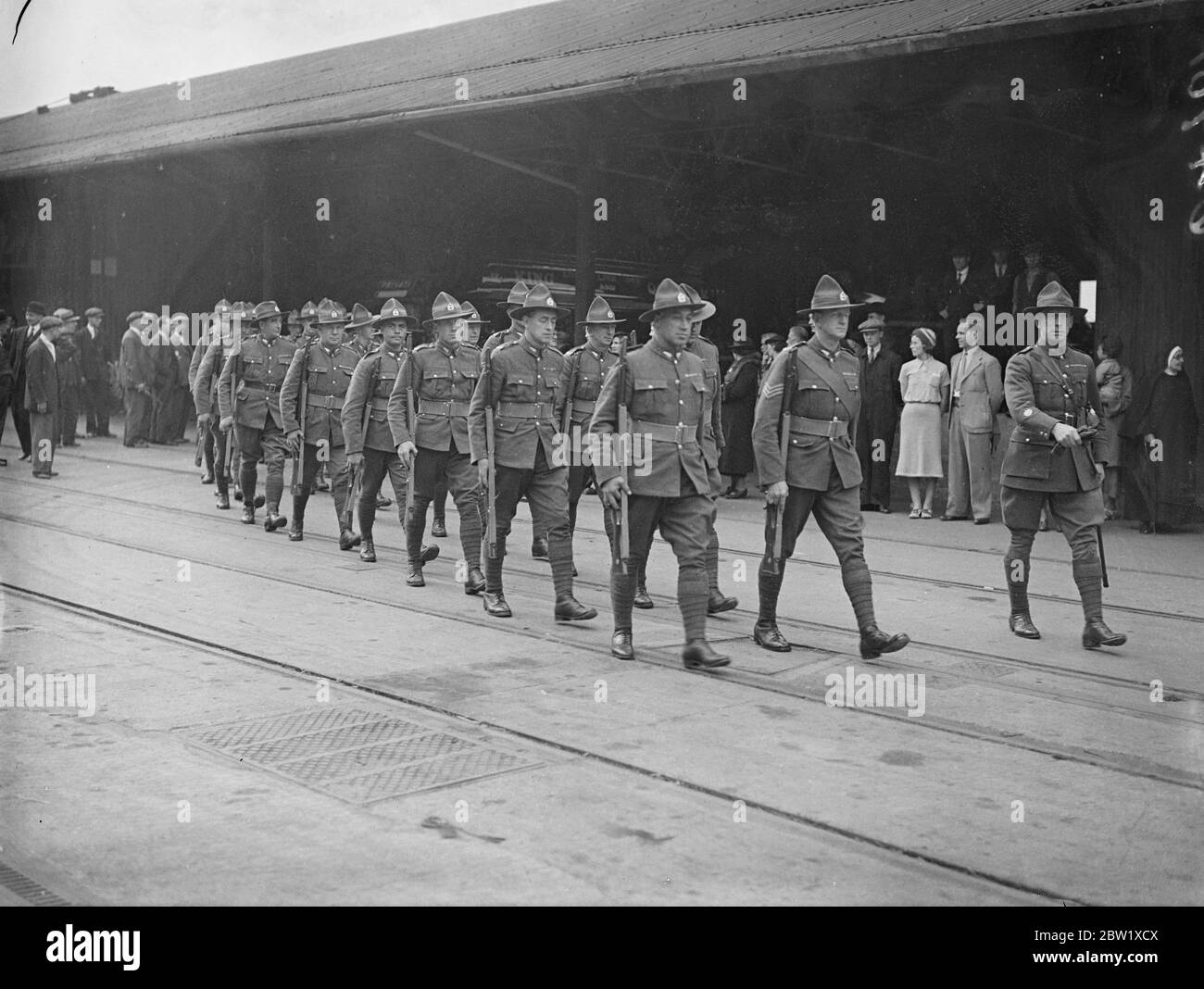 Les Néo-Zélandais disent au revoir à Londres. Les membres du contingent de coronation néo-zélandais ont quitté Londres pour rentrer à bord du Ranigitiki. En commandant leurs arrangements, ils ont voyagé par la route de Pirbright aux quais Royal Albert. Spectacles photo : les Néo-Zélandais défilent le long de l'quai pour embarquer sur les quais Ranigitiki mais Royal Albert. 27 mai 1937 Banque D'Images