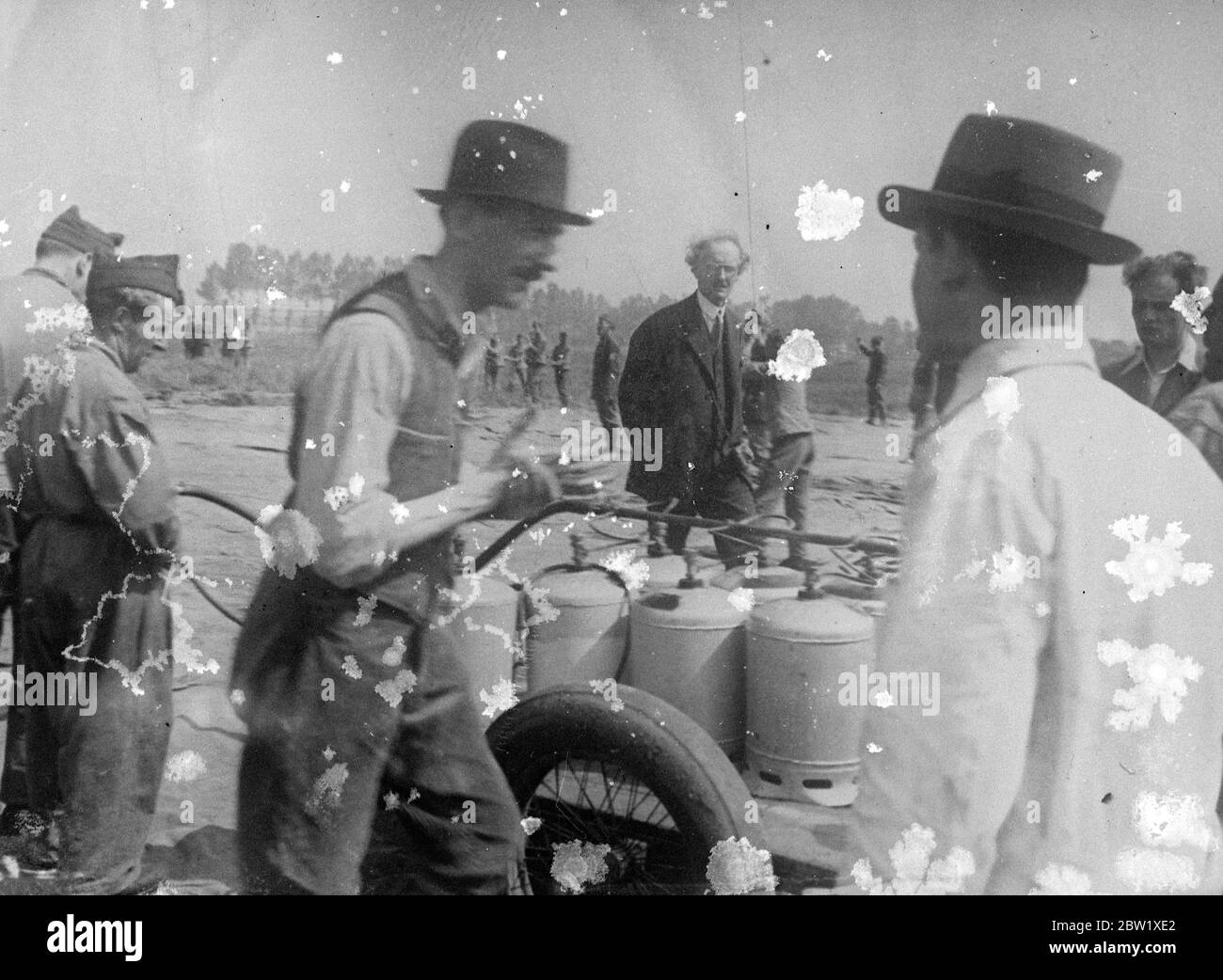 Le ballon stratosphérique du professeur Piccard a été détruit par un incendie avant un vol expérimental. Le ballon de 7000 livres à air chaud de la stratosphère du professeur Piccard a été détruit par un incendie à l'aérodrome militaire de Zellick [Zellik], près de Bruxelles, en tant que professeur et son assistant, M. Max Coayans, où il allait monter pour un vol expérimental. Tout comme le sac prenait un ascenseur et le panier était sur le point d'être attaché, le fond de l'enveloppe a pris feu et le tissu a monté dans une explosion de flammes. 50 soldats qui s'accrochaient aux cordes maintenant le sac au sol ont couru pour leur vie. L'accident est à Banque D'Images
