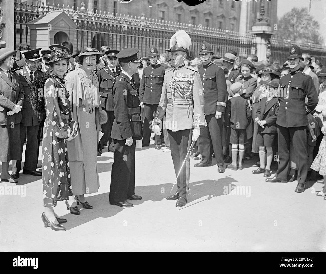 Chef de la brigade d'Ambulance Saint-Jean à l'investiture du roi. Le Roi a tenu une investiture pour les membres de l'ordre de Saint Jean au Palais de Buckingham. La cérémonie faisait partie de la célébration du Jubilé de la brigade d'ambulance de Saint-Jean. Expositions de photos : une foule observant le colonel James Lewis Sleeman, commissaire en chef de la brigade d'Ambulance de Saint-Jean, qui part après avoir assisté à l'investiture. 25 mai 1937 Banque D'Images