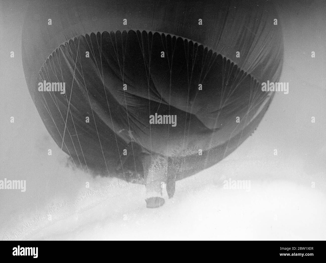 Le ballon stratosphérique du professeur Piccard a été détruit par un incendie avant un vol expérimental. Le ballon de 7000 livres à air chaud de la stratosphère du professeur Piccard a été détruit par un incendie à l'aérodrome militaire de Zellick [Zellik], près de Bruxelles, en tant que professeur et son assistant, M. Max Coayans, où il allait monter pour un vol expérimental. Tout comme le sac prenait un ascenseur et le panier était sur le point d'être attaché, le fond de l'enveloppe a pris feu et le tissu a monté dans une explosion de flammes. 50 soldats qui s'accrochaient aux cordes maintenant le sac au sol ont couru pour leur vie. L'accident est à Banque D'Images