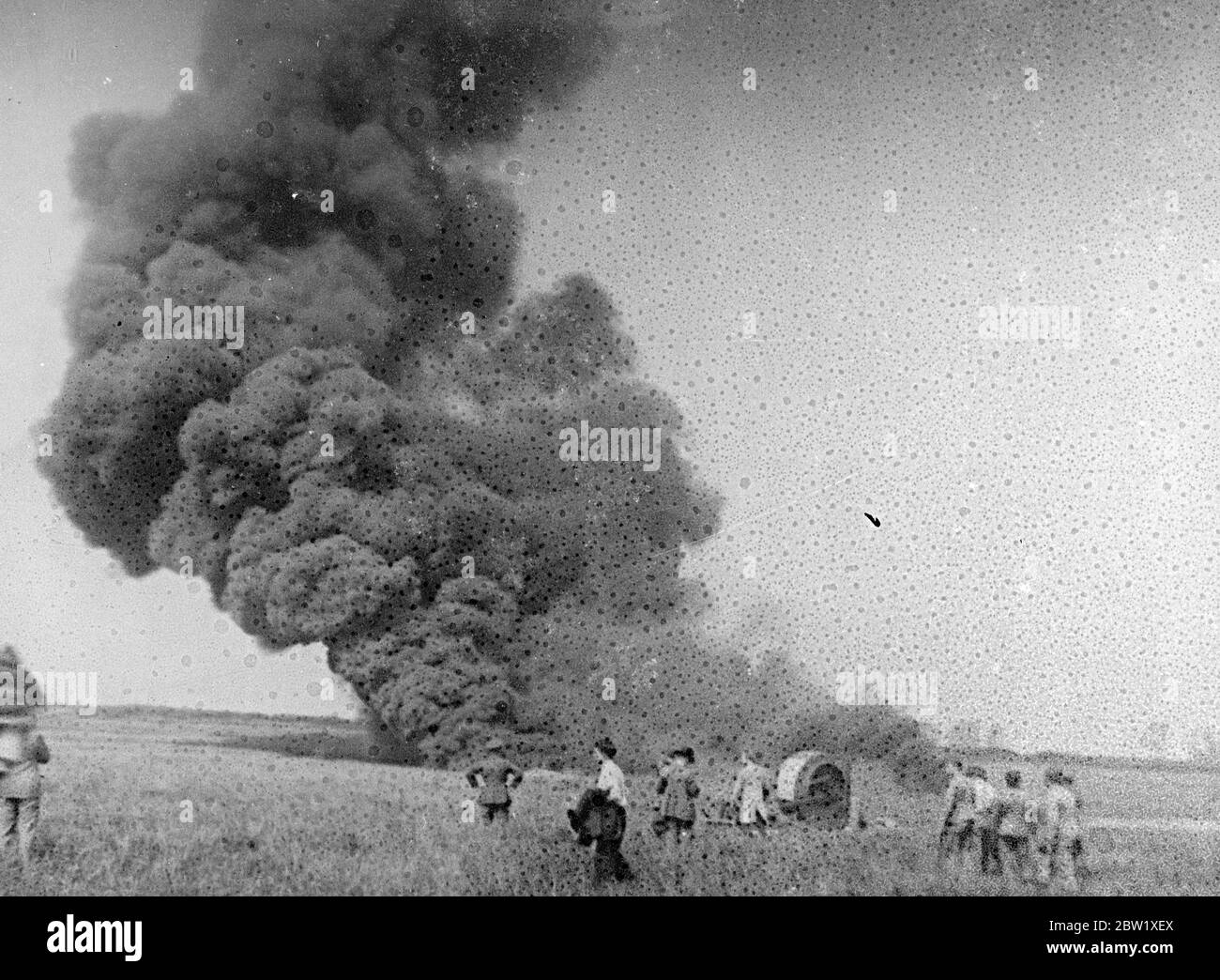 Le ballon stratosphérique du professeur Piccard a été détruit par un incendie avant un vol expérimental. Le ballon de 7000 livres à air chaud de la stratosphère du professeur Piccard a été détruit par un incendie à l'aérodrome militaire de Zellick [Zellik], près de Bruxelles, en tant que professeur et son assistant, M. Max Coayans, où il allait monter pour un vol expérimental. Tout comme le sac prenait un ascenseur et le panier était sur le point d'être attaché, le fond de l'enveloppe a pris feu et le tissu a monté dans une explosion de flammes. 50 soldats qui s'accrochaient aux cordes maintenant le sac au sol ont couru pour leur vie. L'accident est à Banque D'Images