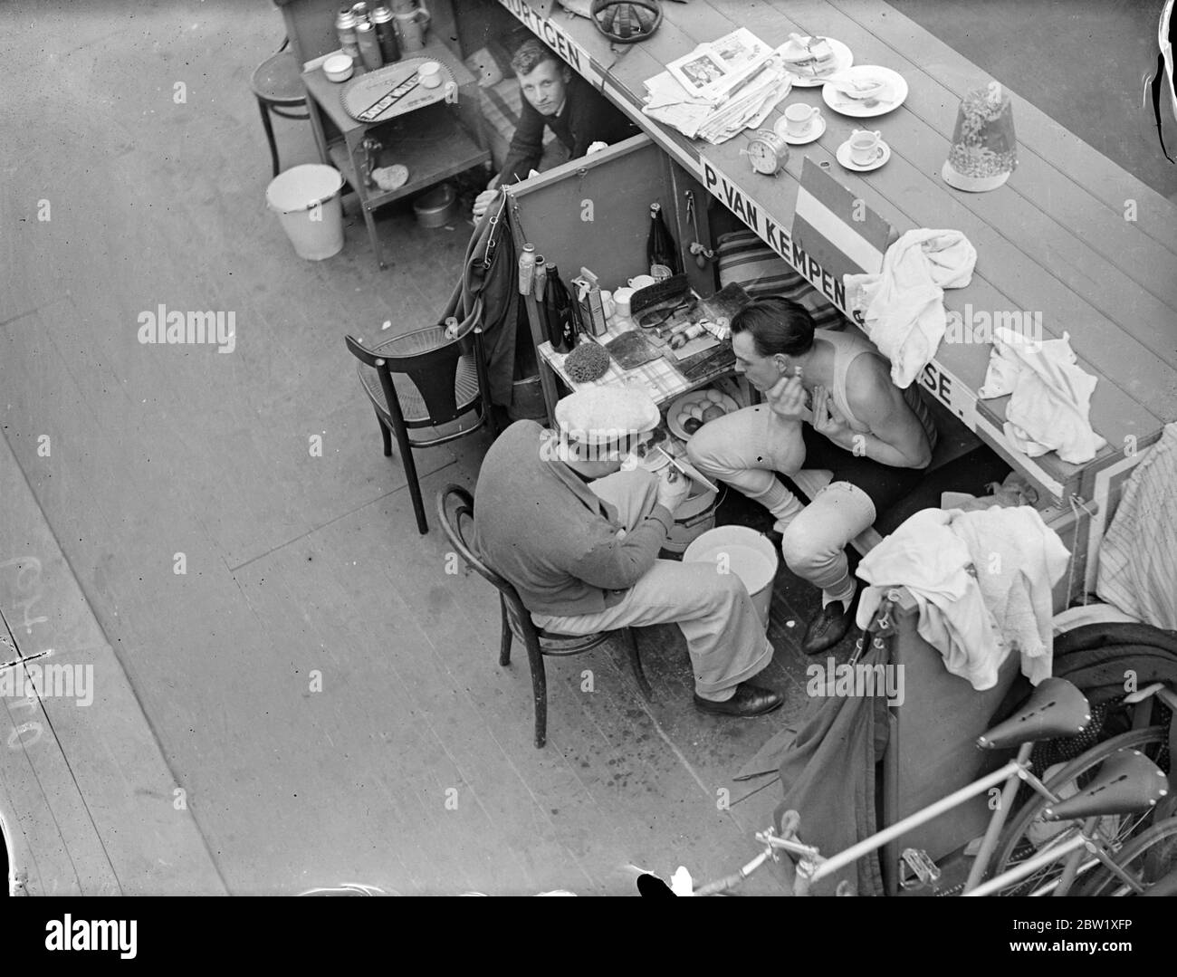 Vétéran néerlandais parmi les leaders dans six jours course de cycle se terminant ce soir. Piet van Kempen (Hollande) et Albert Buysse (Belgique) sont probablement les gagnants de la course de six jours de Coronation qui se termine à Wembley ce soir (samedi). Photos, Piet van Kempen ayant une économie dans son armoire pendant une période de repos. 22 mai 1937 Banque D'Images