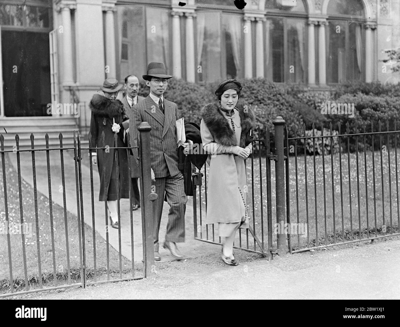 Prince et la princesse Chichibu vont à Oxford pour visiter l'ancienne université de Prince. Le Prince et la princesse Chichibu, représentants du Couronnement au Japon, ont quitté leur hôtel à Londres pour Oxford, pour se rendre au Magdalene College, où le Prince était étudiant. Expositions de photos, Prince et Princess Chichibu quittant l'hôtel Hyde Park par une porte arrière sur leur chemin vers Oxford. 22 mai 1937 Banque D'Images