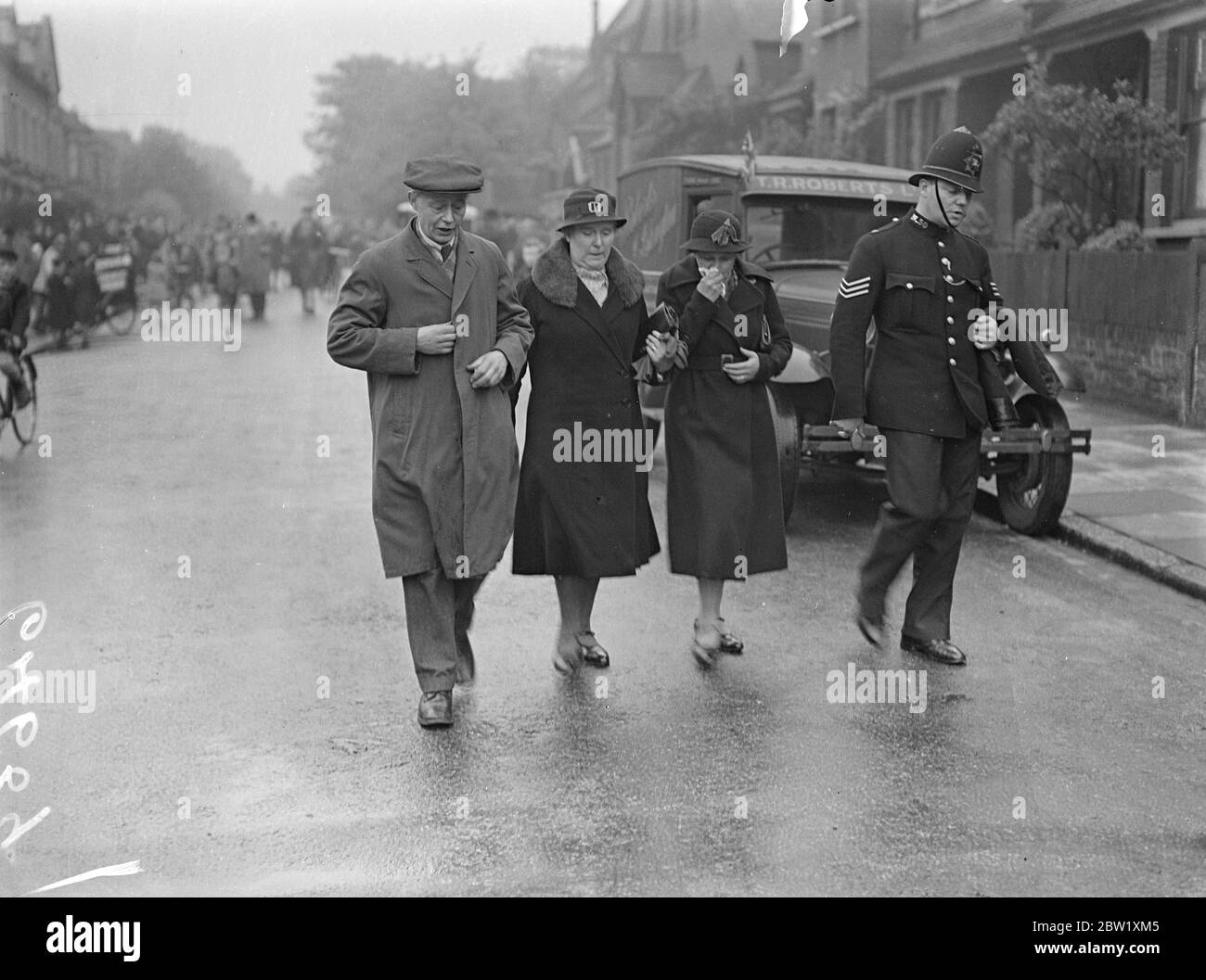 Vicaire de Londres abattu par des hommes armés cachés à l'extérieur de l'église. L'assaillant se met à tourner le fusil. Caché dans quelques buissons près de Church Hall, un homme a tiré trois coups de feu au révérend Charles Walter Sykes, vicaire de l'église St Jean, au sud de Tottenham. Les hommes armés ont ensuite lui-même mis l'arme. Il est mort plus tard de ses blessures. M. Sykes s'approchait du hall, qui se trouve sur Vartry Road, avec son verger, M. Longhurst, lorsque la fusillade s'est produite et un postier qui s'est présenté pour aider a également été tiré. Le vicaire blessé est maintenant à l'hôpital Prince of Wales. Il y a quelques jours, il aurait informé la police de la menace Banque D'Images