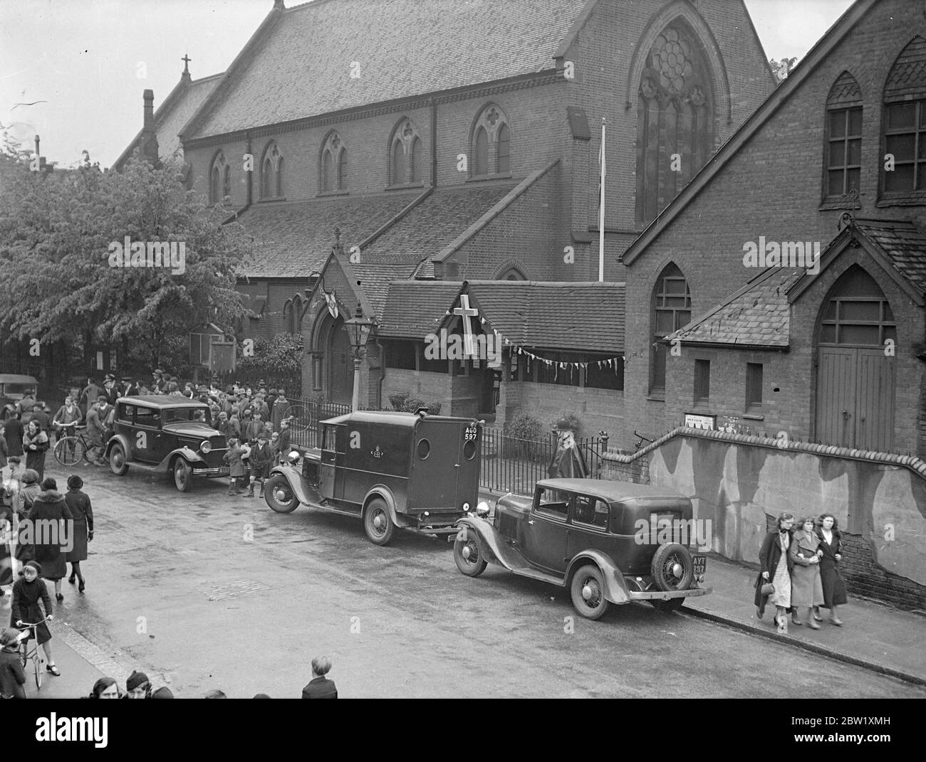 Vicaire de Londres abattu par des hommes armés cachés à l'extérieur de l'église. L'assaillant se met à tourner le fusil. Caché dans quelques buissons près de Church Hall, un homme a tiré trois coups de feu au révérend Charles Walter Sykes, vicaire de l'église St Jean, au sud de Tottenham. Les hommes armés ont ensuite lui-même mis l'arme. Il est mort plus tard de ses blessures. M. Sykes s'approchait du hall, qui se trouve sur Vartry Road, avec son verger, M. Longhurst, lorsque la fusillade s'est produite et un postier qui s'est présenté pour aider a également été tiré. Le vicaire blessé est maintenant à l'hôpital Prince of Wales. Il y a quelques jours, il aurait informé la police de la menace Banque D'Images