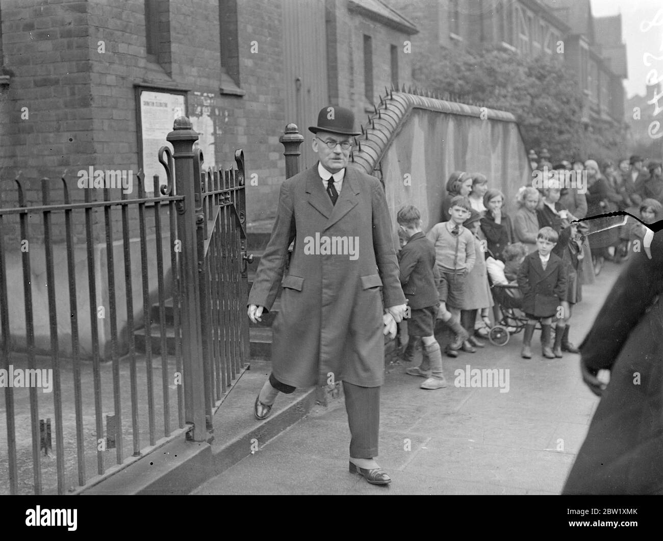 Vicaire de Londres abattu par des hommes armés cachés à l'extérieur de l'église. L'assaillant se met à tourner le fusil. Caché dans quelques buissons près de Church Hall, un homme a tiré trois coups de feu au révérend Charles Walter Sykes, vicaire de l'église St Jean, au sud de Tottenham. Les hommes armés ont ensuite lui-même mis l'arme. Il est mort plus tard de ses blessures. M. Sykes s'approchait du hall, qui se trouve sur Vartry Road, avec son verger, M. Longhurst, lorsque la fusillade s'est produite et un postier qui s'est présenté pour aider a également été tiré. Le vicaire blessé est maintenant à l'hôpital Prince of Wales. Il y a quelques jours, il aurait informé la police de la menace Banque D'Images